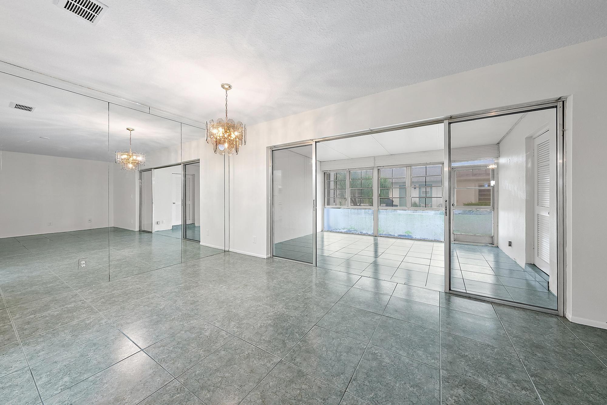 CRESTHAVEN TOWNHOMES SEC 5 CONDO - Residential