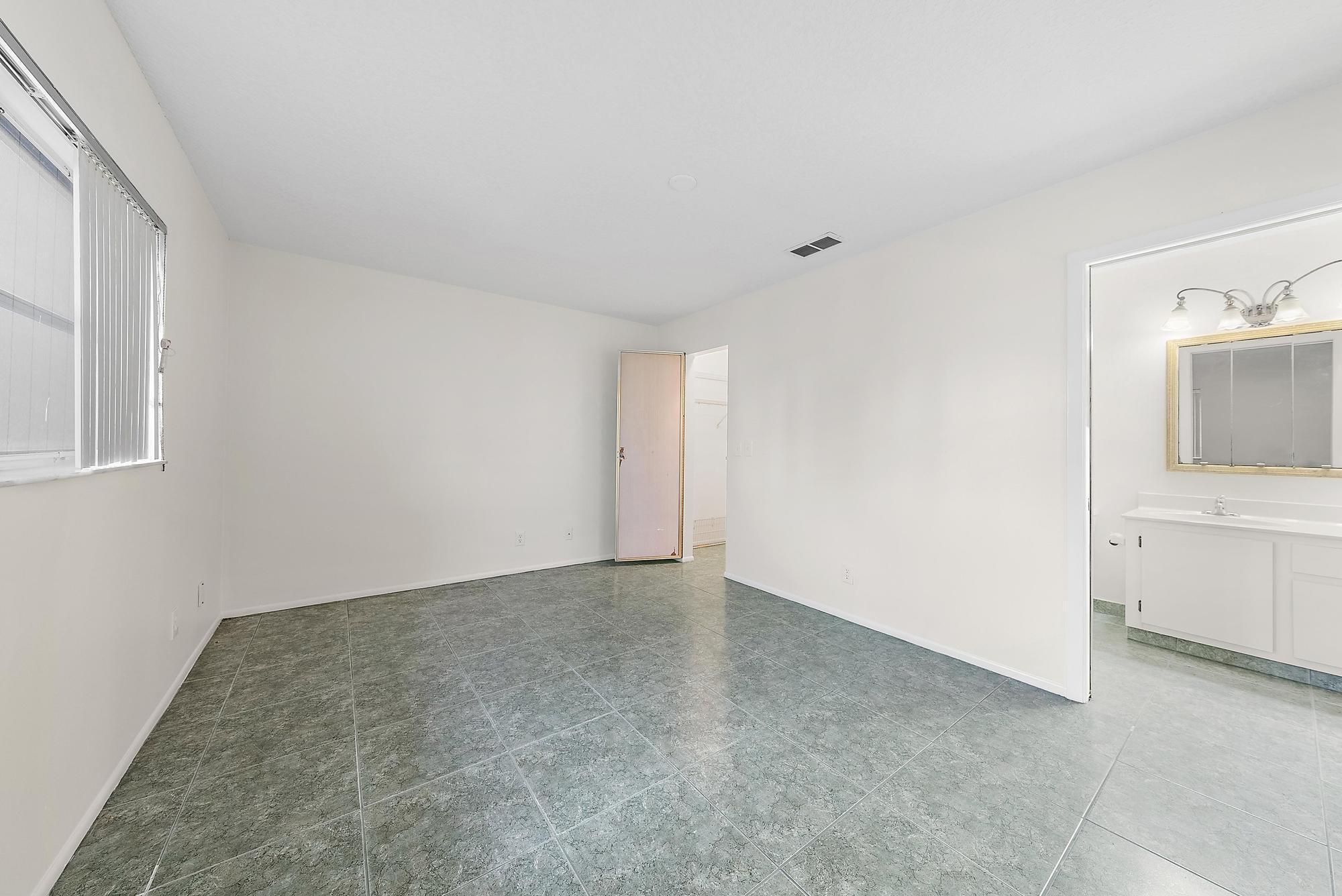 CRESTHAVEN TOWNHOMES SEC 5 CONDO - Residential