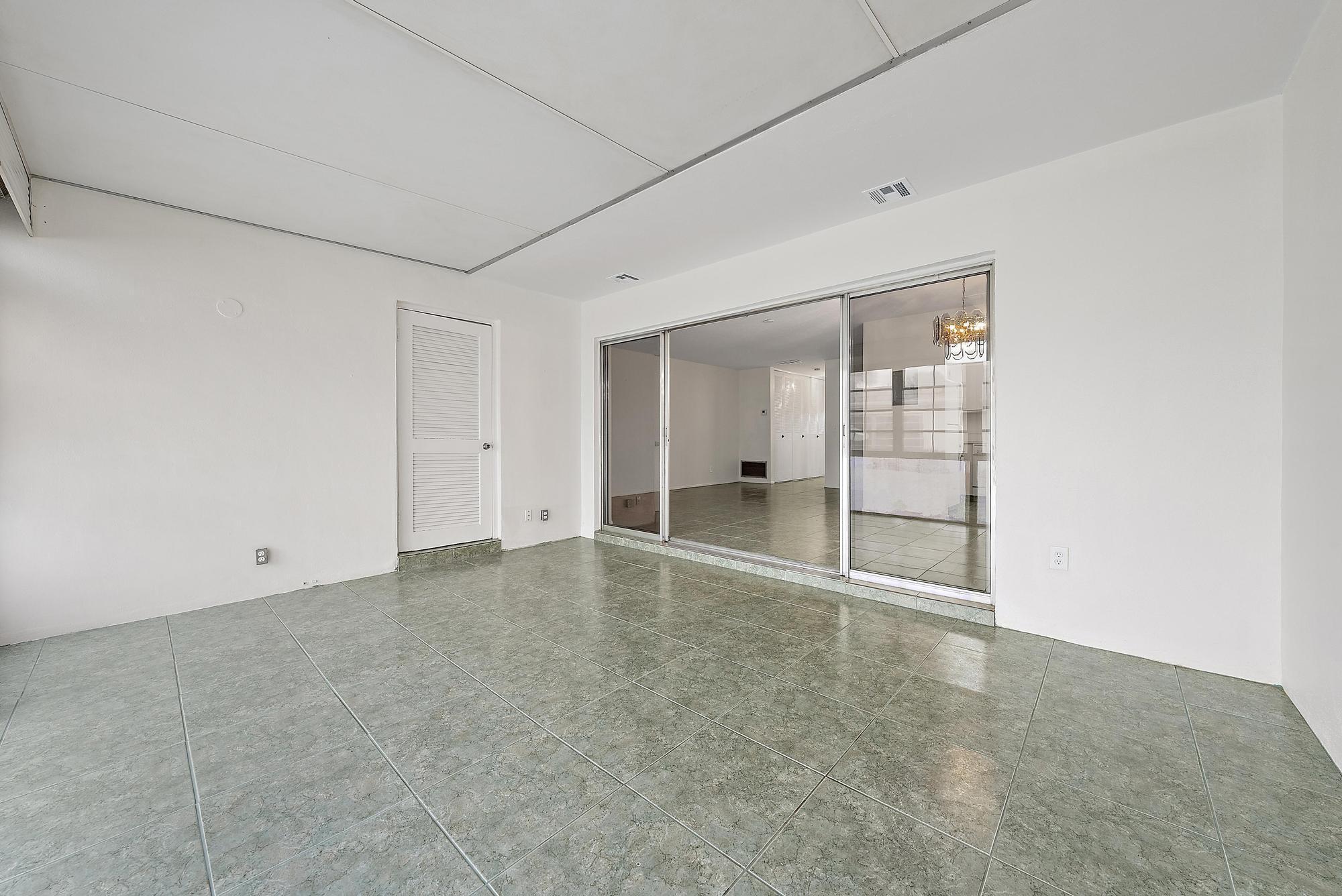 CRESTHAVEN TOWNHOMES SEC 5 CONDO - Residential