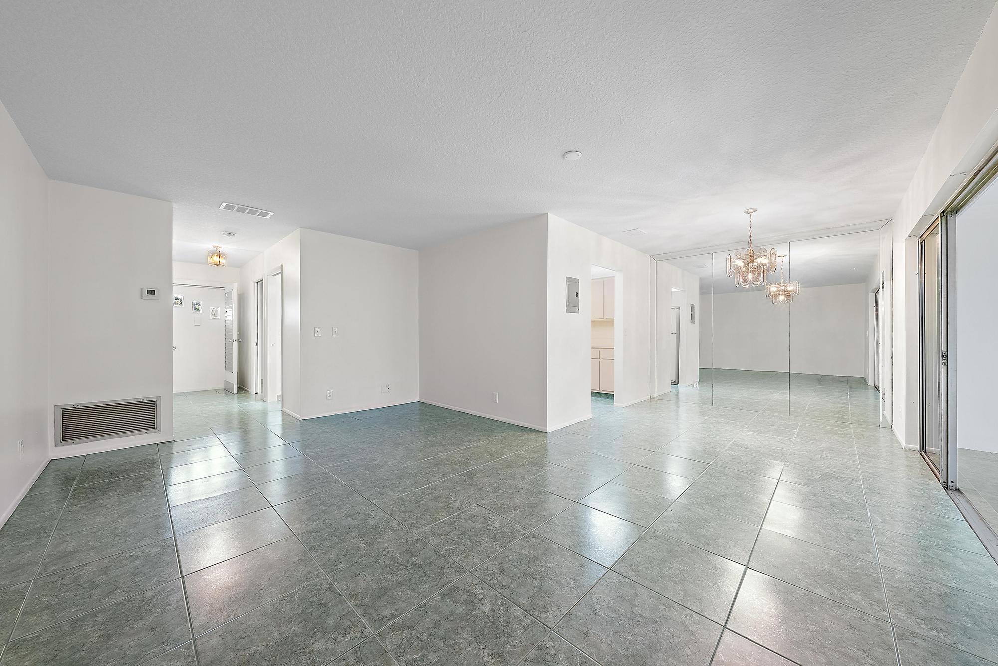 CRESTHAVEN TOWNHOMES SEC 5 CONDO - Residential