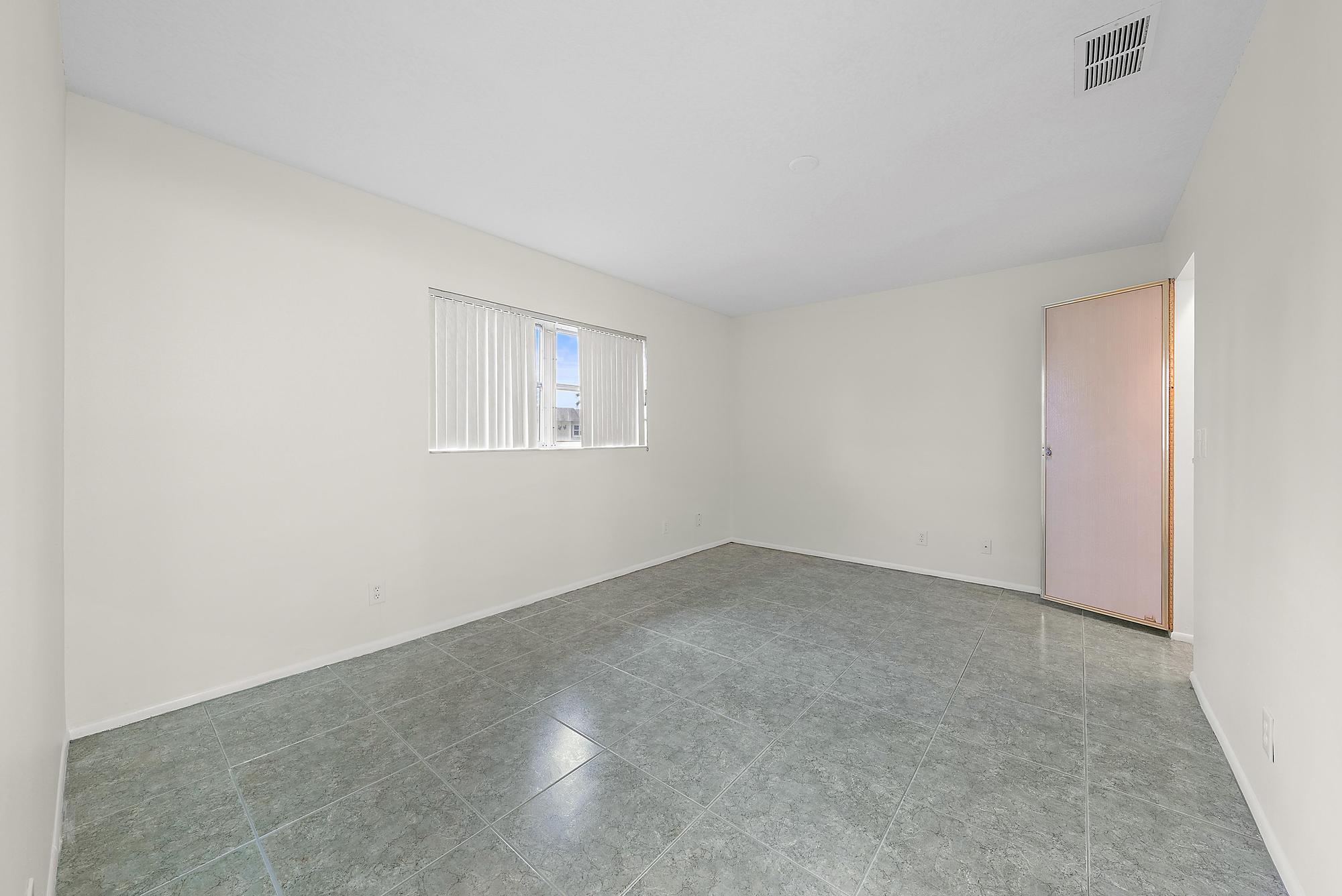 CRESTHAVEN TOWNHOMES SEC 5 CONDO - Residential