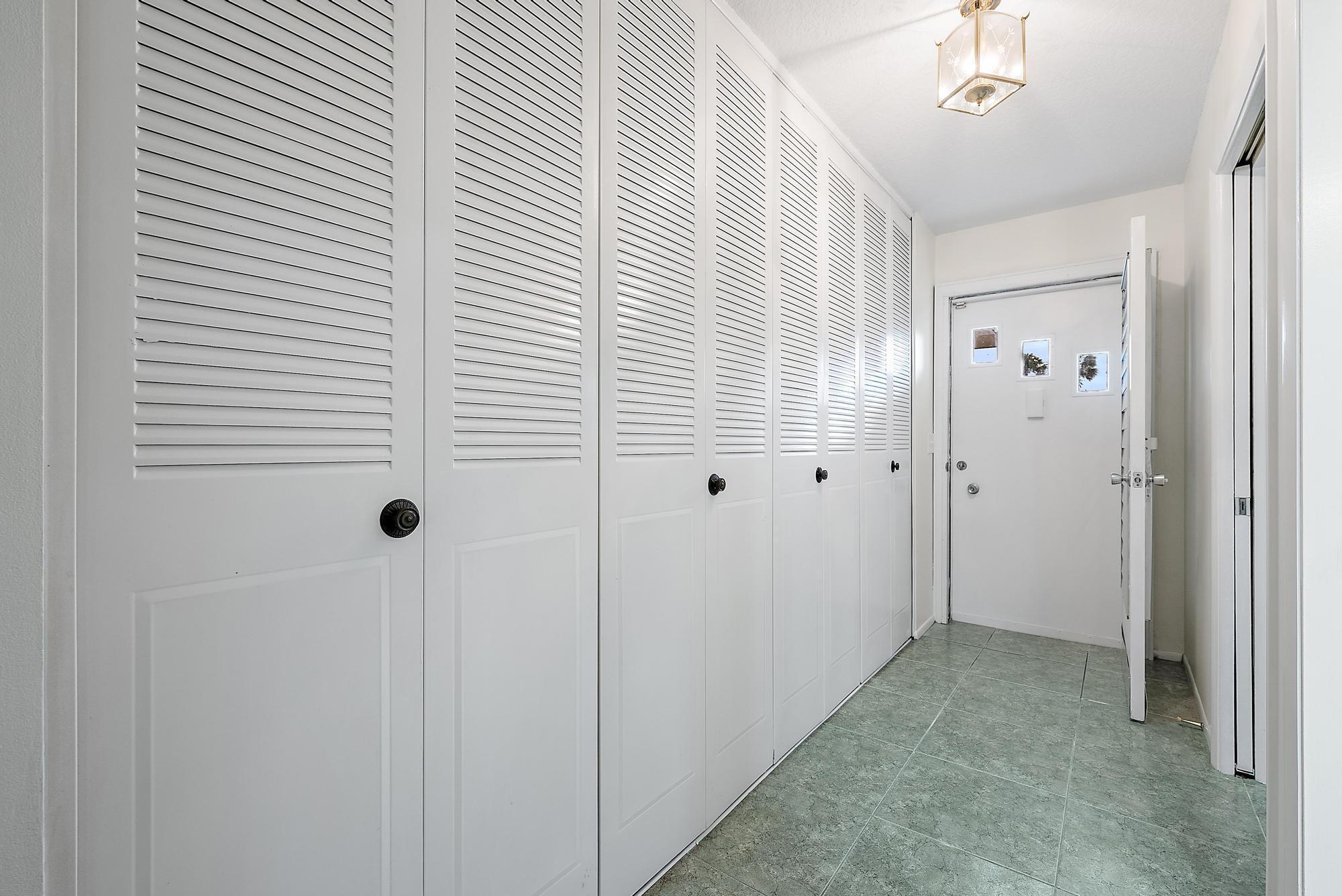 CRESTHAVEN TOWNHOMES SEC 5 CONDO - Residential