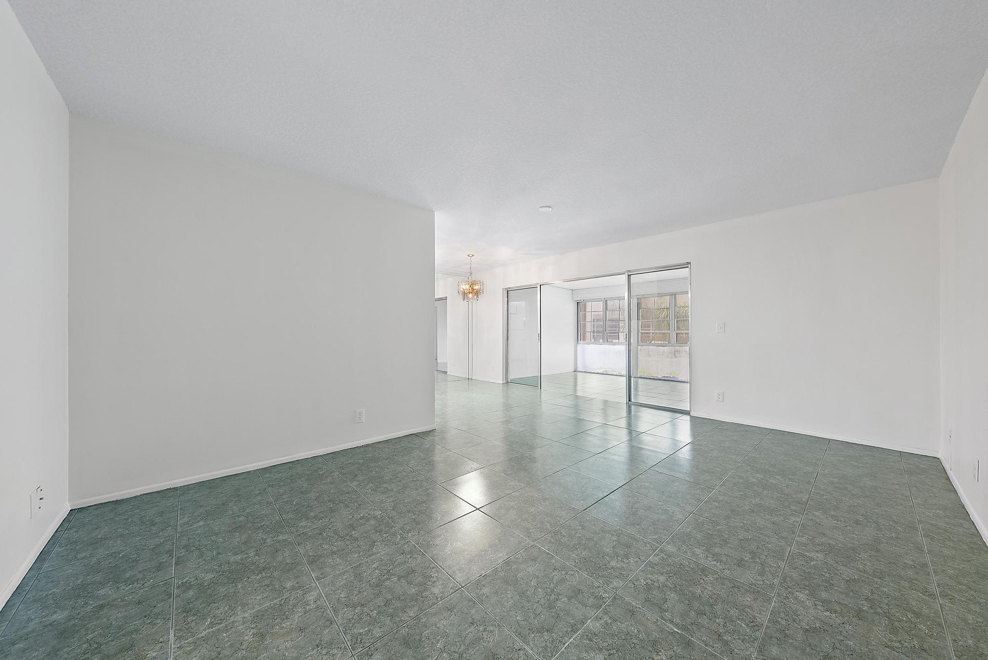 CRESTHAVEN TOWNHOMES SEC 5 CONDO - Residential