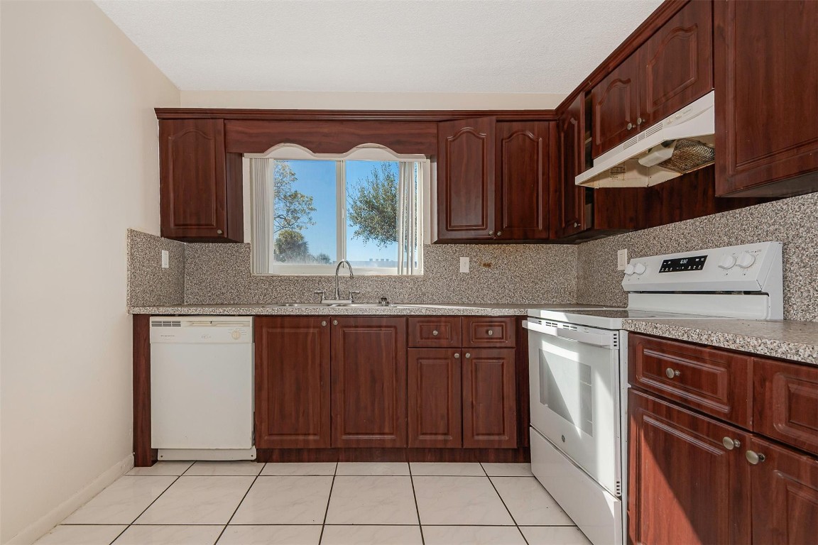 CORAL SPRINGS LAKES - Residential Income