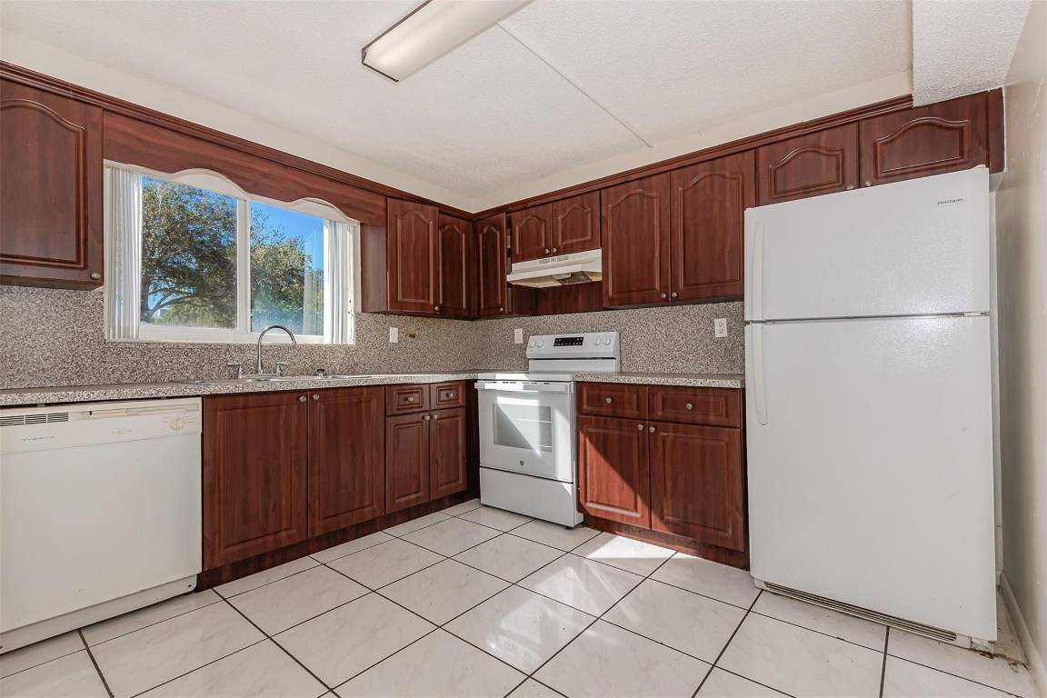 CORAL SPRINGS LAKES - Residential Income