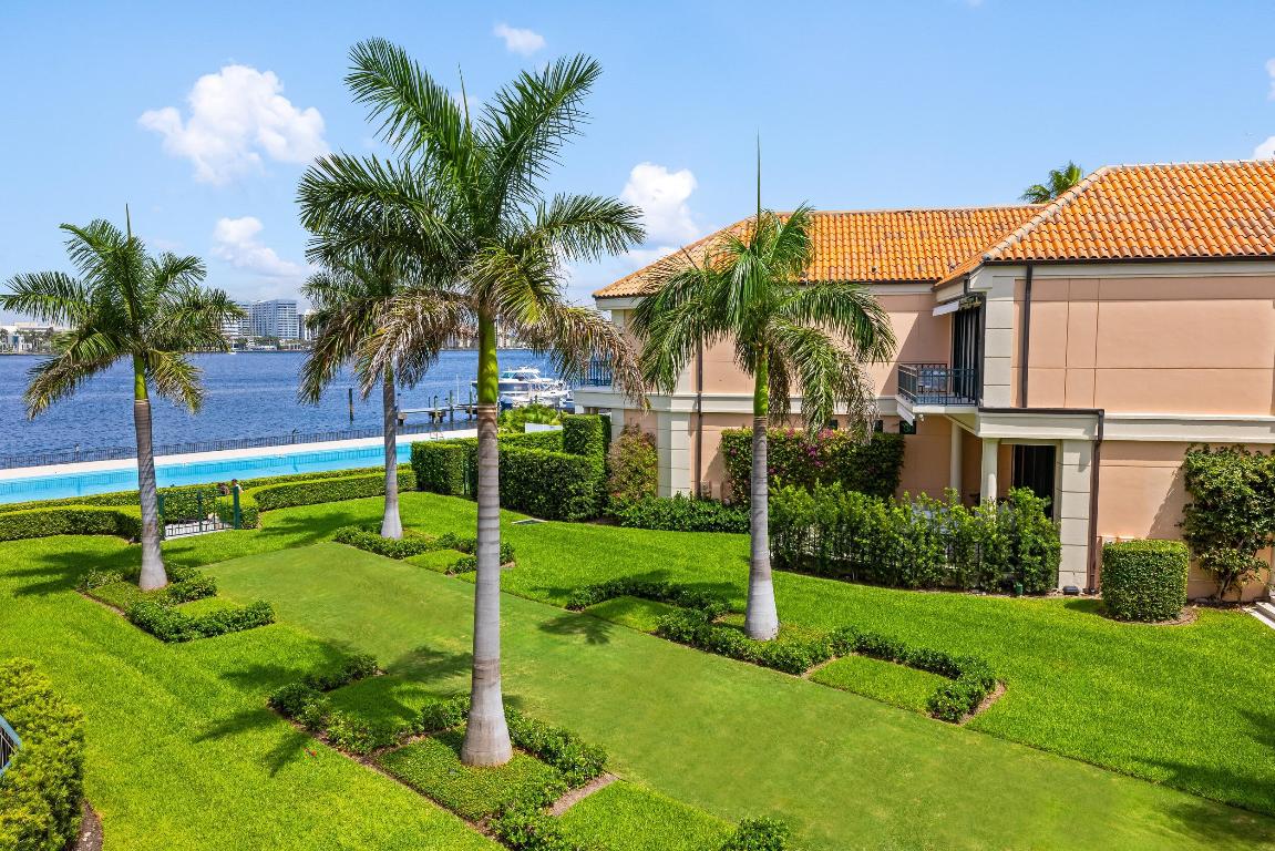 Fantastic Villa Plati townhouse in the heart of town with beautiful Intracoastal views. Ideally located just minutes from shops, restaurants, the beach, and the Lake Trail.