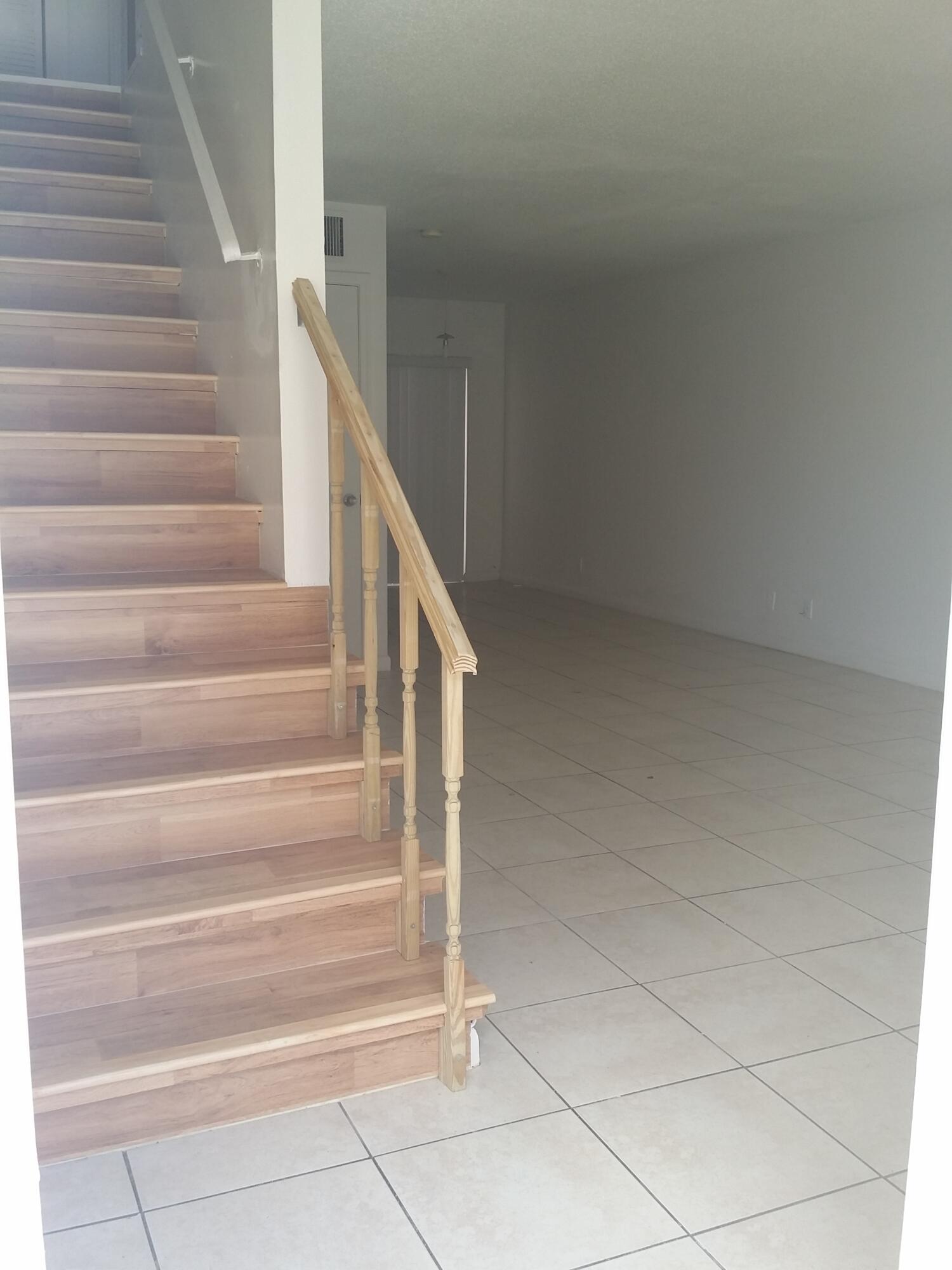 ROYAL OAKS TOWNHOUSE 11 CONDO - Residential