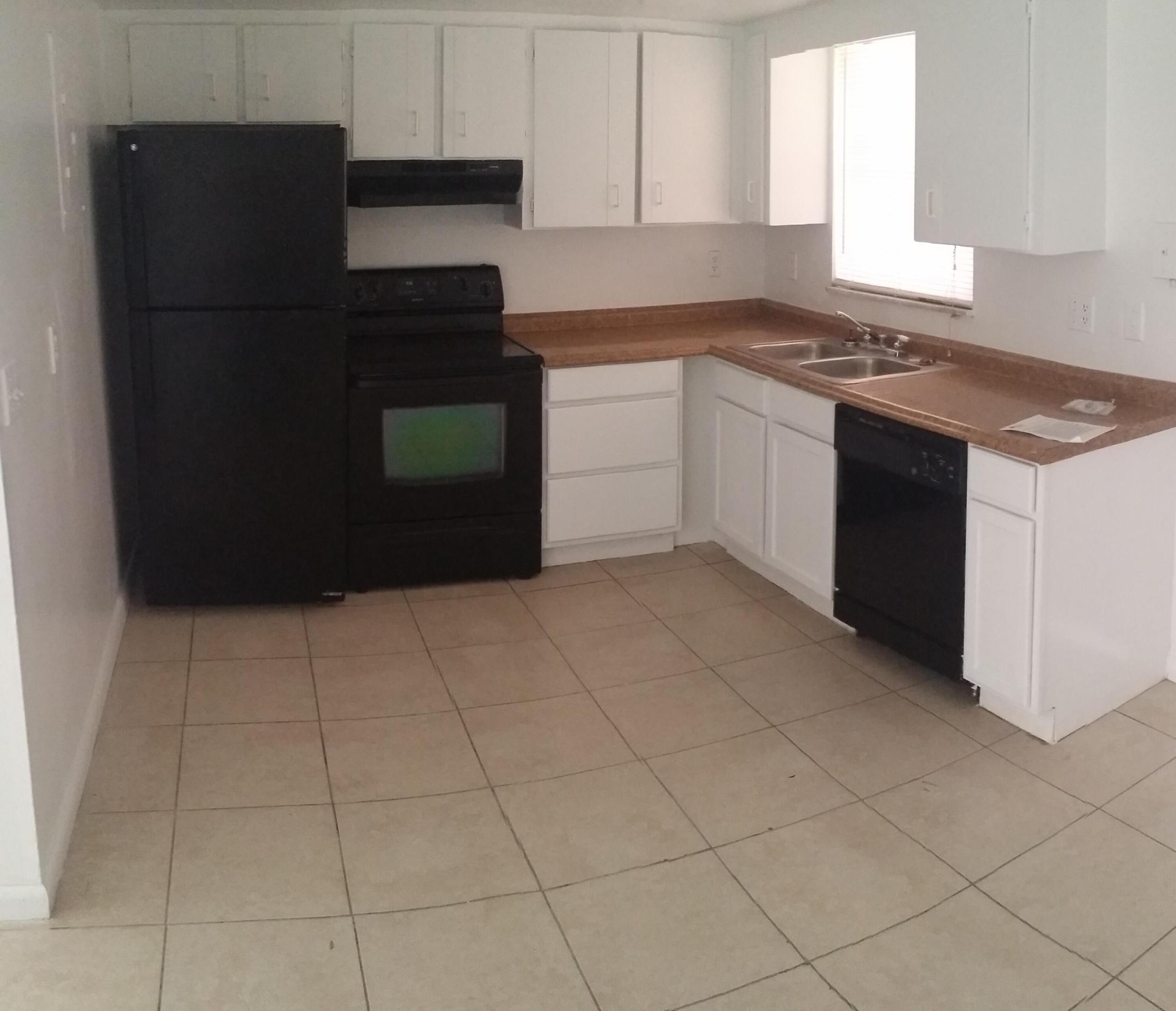 ROYAL OAKS TOWNHOUSE 11 CONDO - Residential