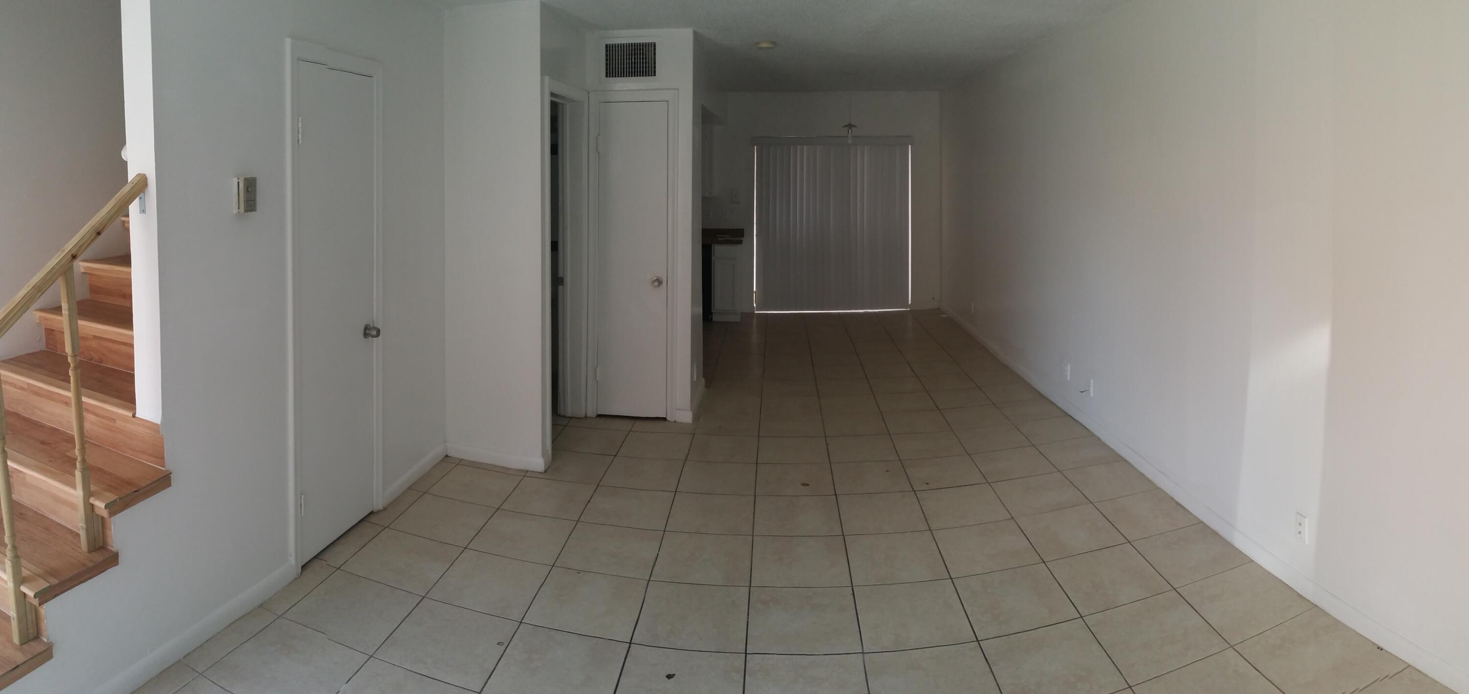 ROYAL OAKS TOWNHOUSE 11 CONDO - Residential