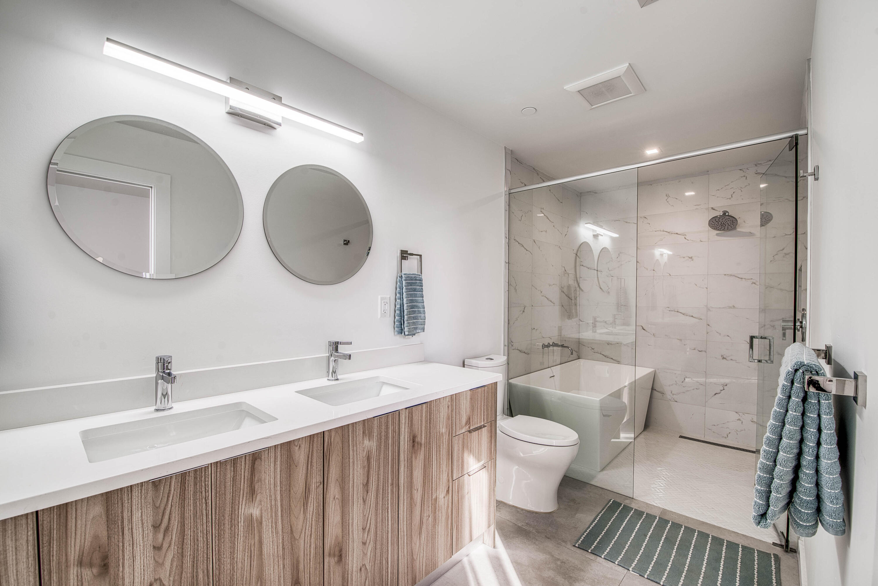 Alora Luxury Condo - Residential