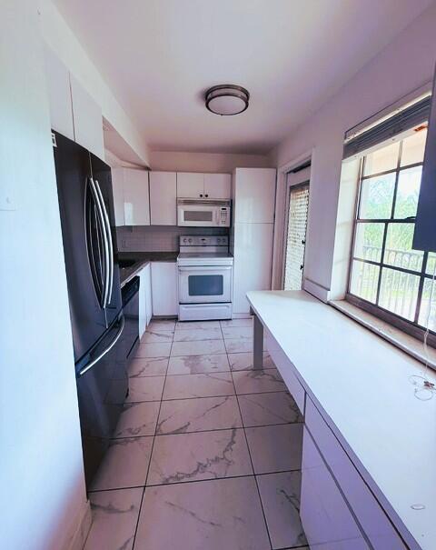 PALM-AIRE COUNTRY CLUB CONDO 18 - Residential Lease