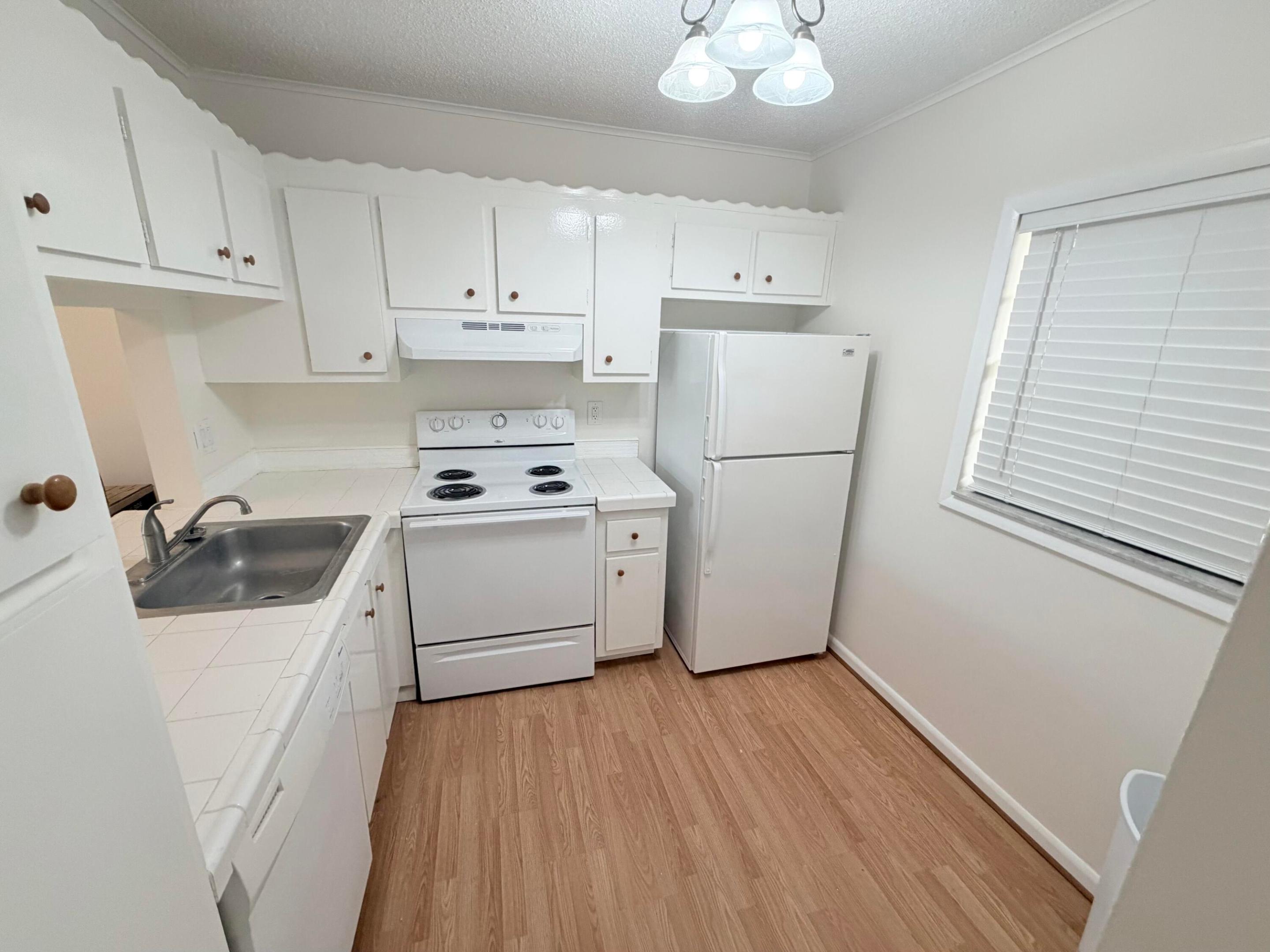 SUPER 1ST FLOOR APARTMENT WITH GOLF & WATER VIEWS FROM SCREENED PATIO * FRESHLY PAINTED * NEW TILES IN BEDROOMS * OTHER SPACES HAVE LAMINATE FLOORING THROUGHOUT * WATER * SEWER * TRASH* WIFI * COUNTRY CLUB AMENITIES INCLUDED ARE GOLF * TENNIS * PICKLEBALL * BOCCCE BALL * GYM * SAUNA * STEAM * POOLSIDE SPORTS BAR * DINING ROOM *  CLOSE TO ALL DAVIE COLLEGES *