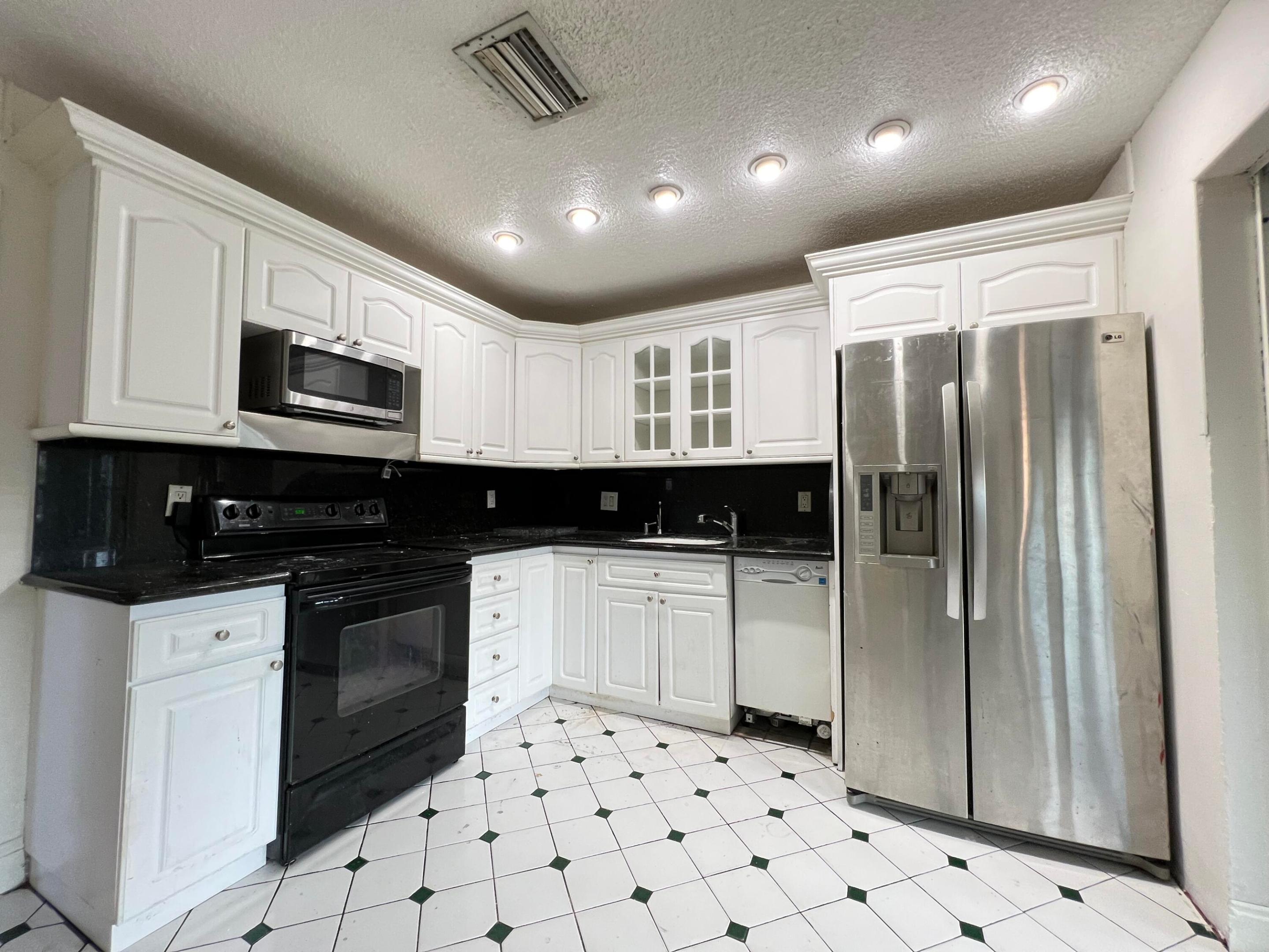 CORAM GARDENS - Residential Lease