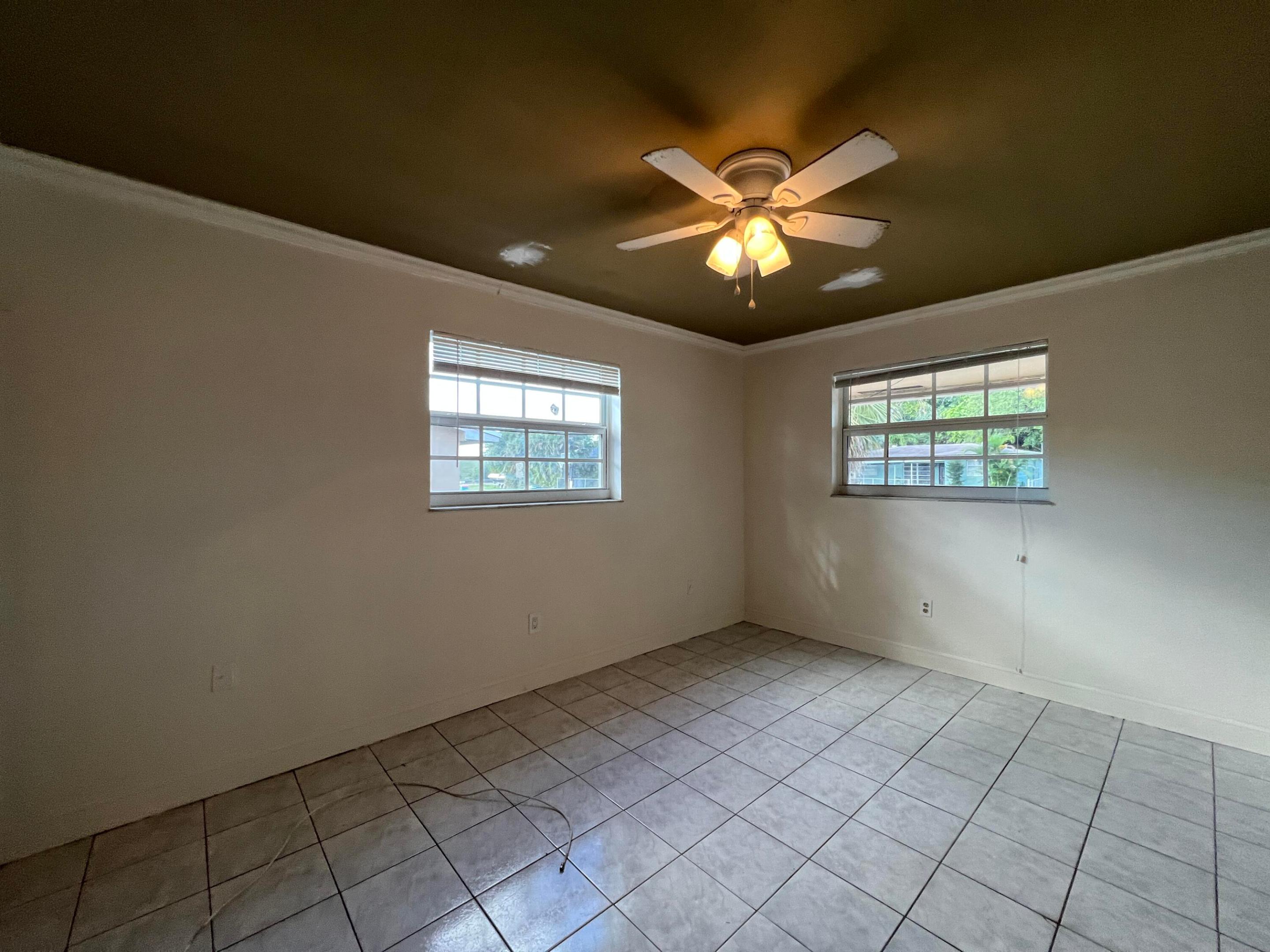 CORAM GARDENS - Residential Lease