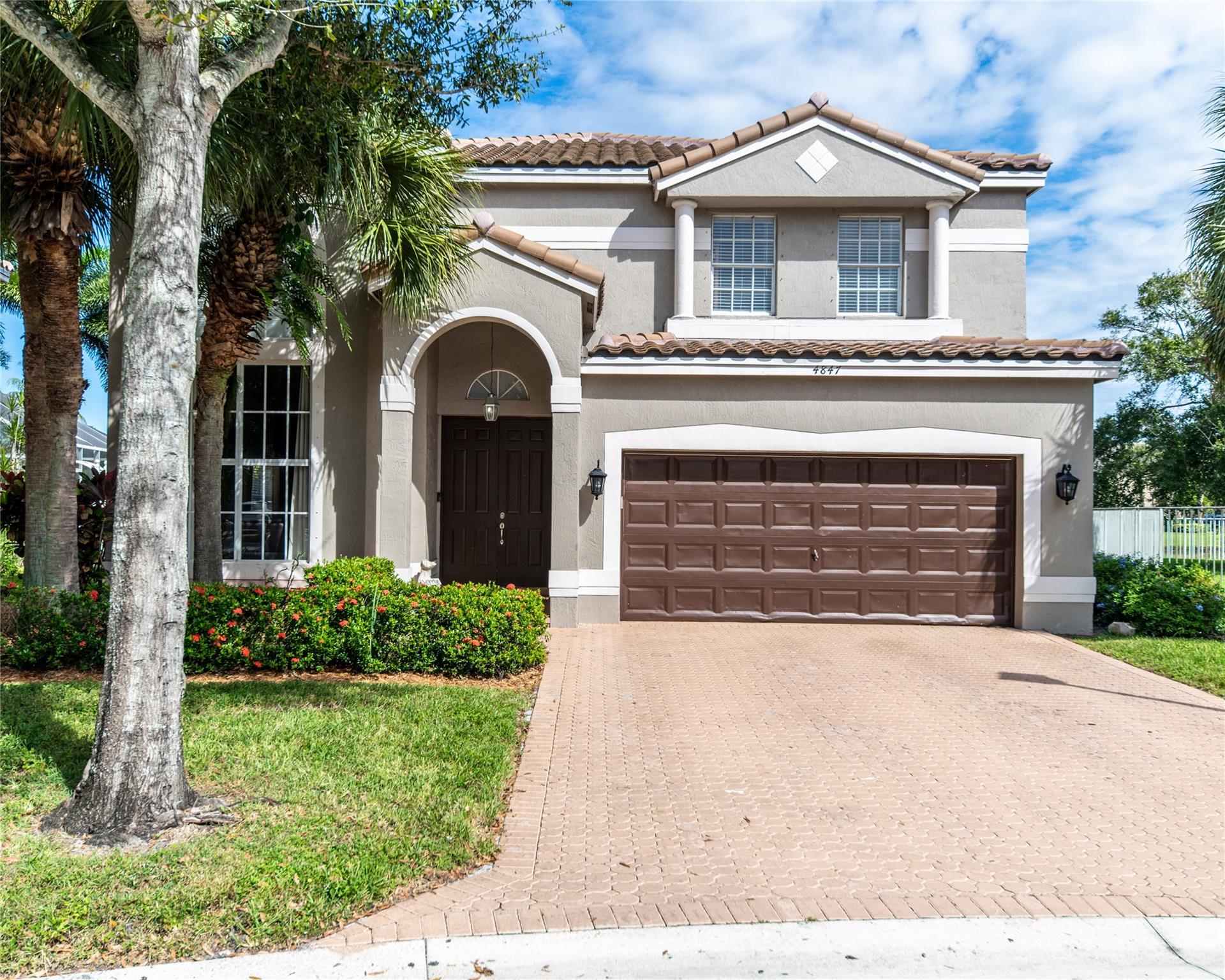 Located in a cul-de-sac in the desirable Victoria Isles neighborhood, this beautiful home has recently been dramatically improved! NEW ROOF--2022!  NEW wood-look flooring up the stairs & entire 2nd floor--2021! All NEW appliances & hot water heater--2021! Rescreened patio 2021! 8 NEW ceiling fans--2021! All gorgeous, NEW bathrooms 2021! Completely painted inside & out--2022 More desirable features: stone-look tile entire first floor; Gorgeous kitchen w/large center island, lovely wood cabinets, stainless steel appliances, & granite counters; one bedroom (not MBR) and full bath on ground floor; spacious MBR w/sitting area, walk-in closets & amazing MBA w/whirlpool tub; & screened patio w/spectacular lake views!! Low HOA includes lawn, alarm service, community pool, & clubhouse/party room.
