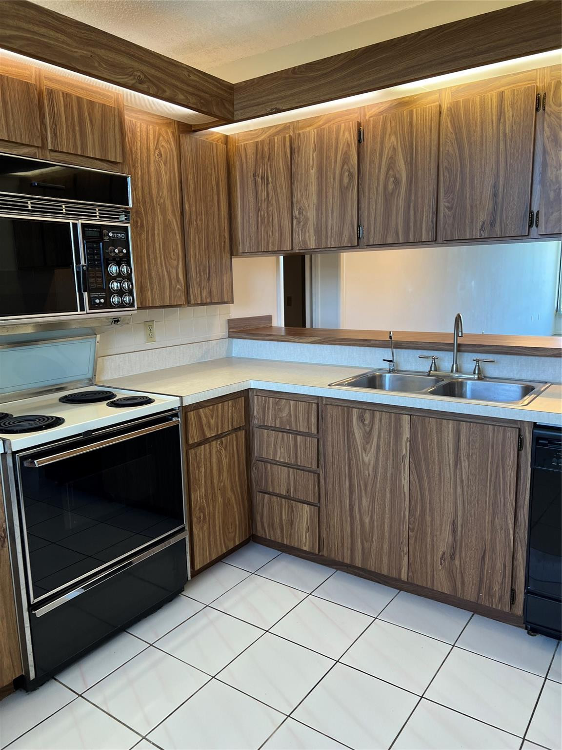 CONDO 13 OF WHITEHALL CONDOS - Residential Lease