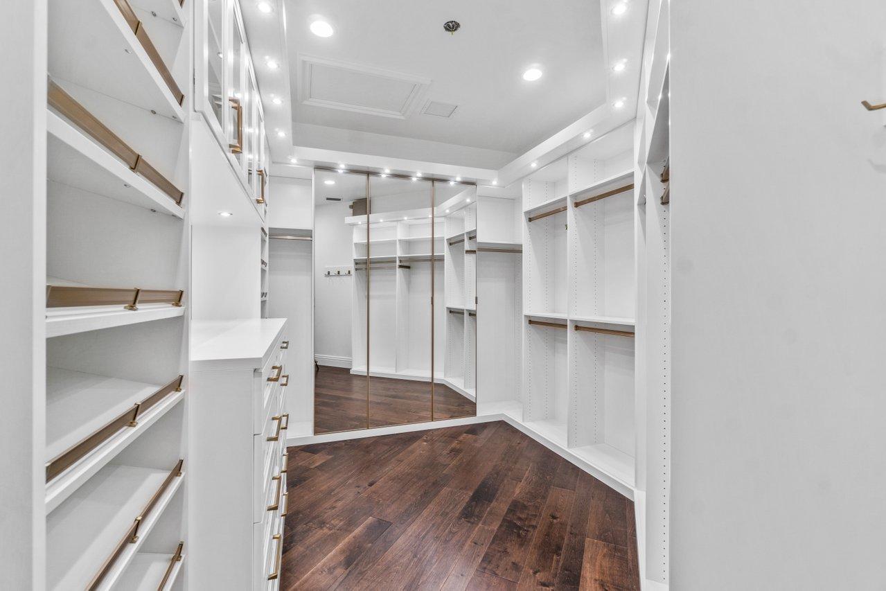 SAILFISH POINT - Residential