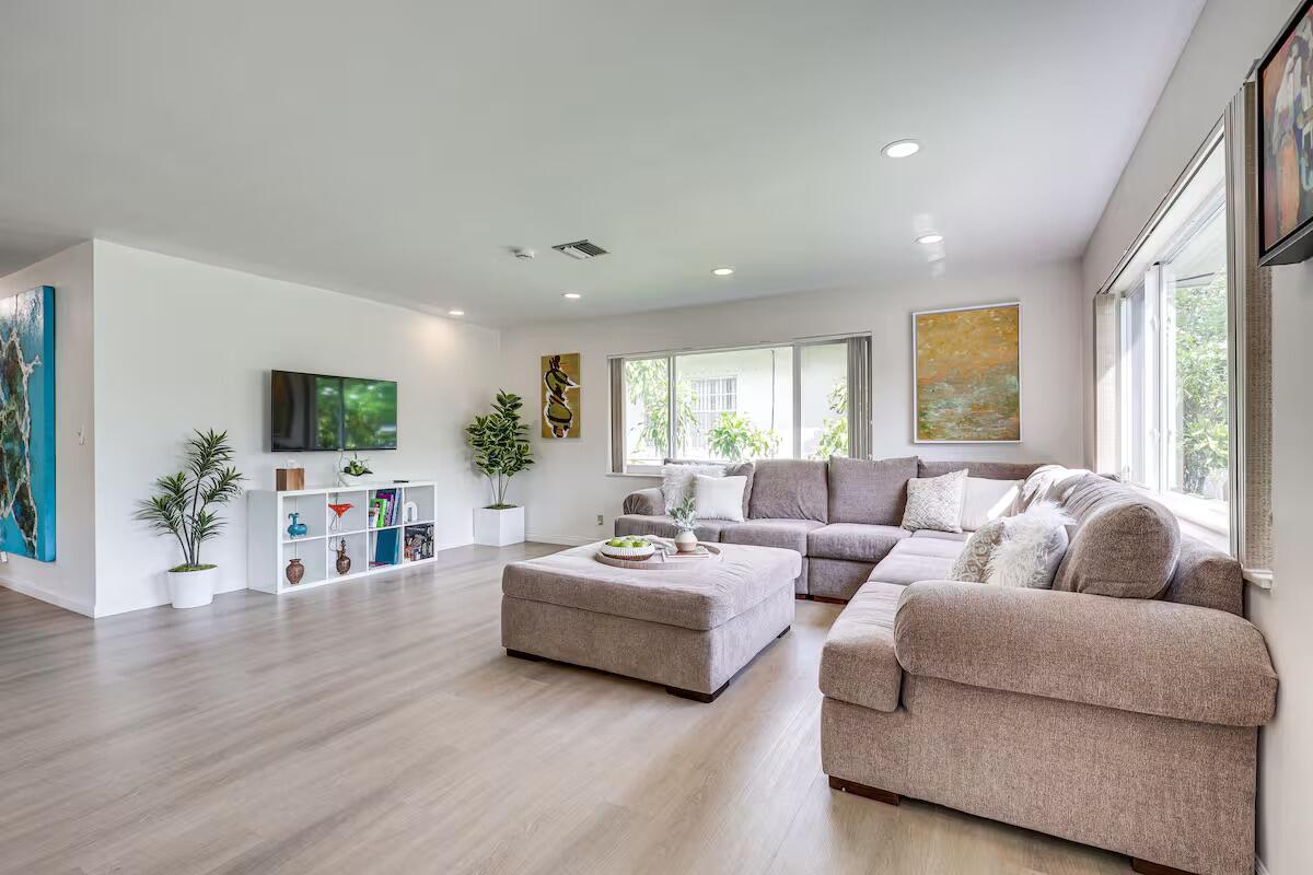 TOWN OF HALLANDALE B-13 - Residential Lease