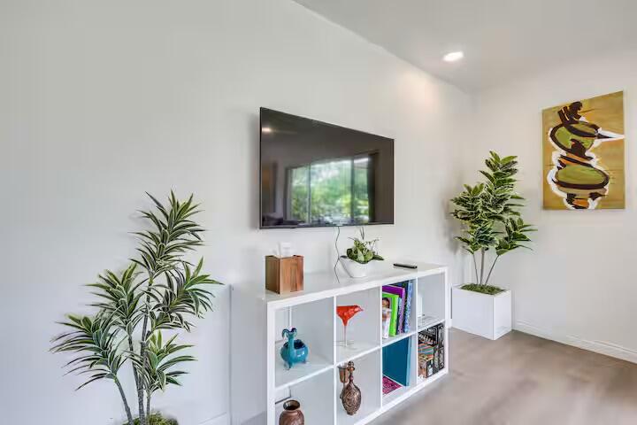 TOWN OF HALLANDALE B-13 - Residential Lease