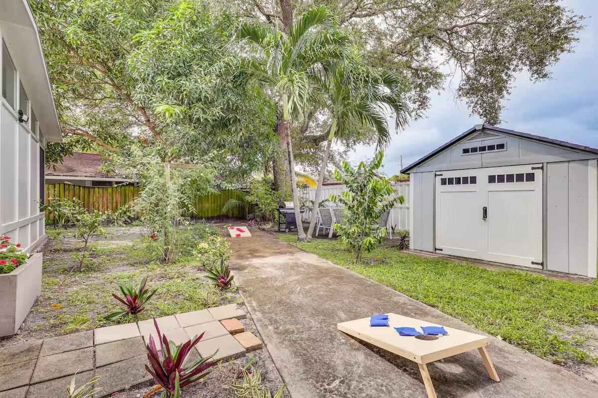 TOWN OF HALLANDALE B-13 - Residential Lease