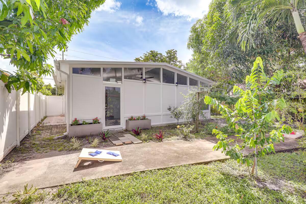 TOWN OF HALLANDALE B-13 - Residential Lease