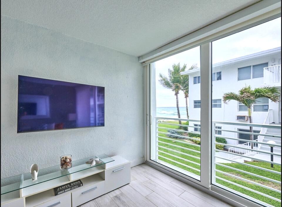 HILLSBORO MILE OCEAN APTS SEC 2 - Residential Lease