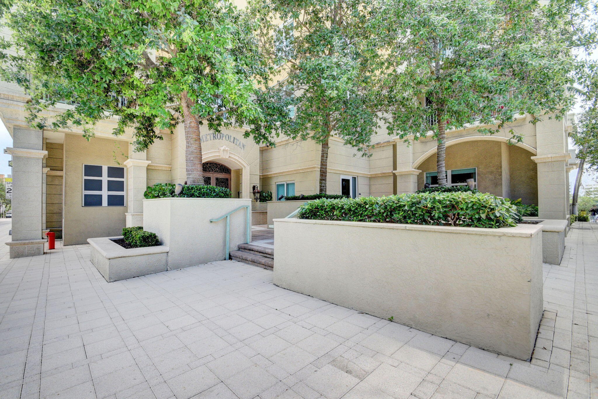 METROPOLITAN CONDO - Residential Lease