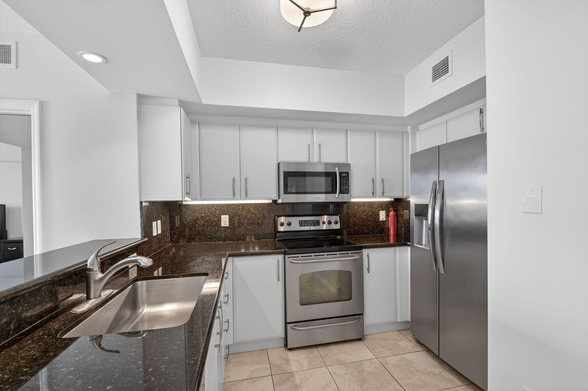METROPOLITAN CONDO - Residential Lease