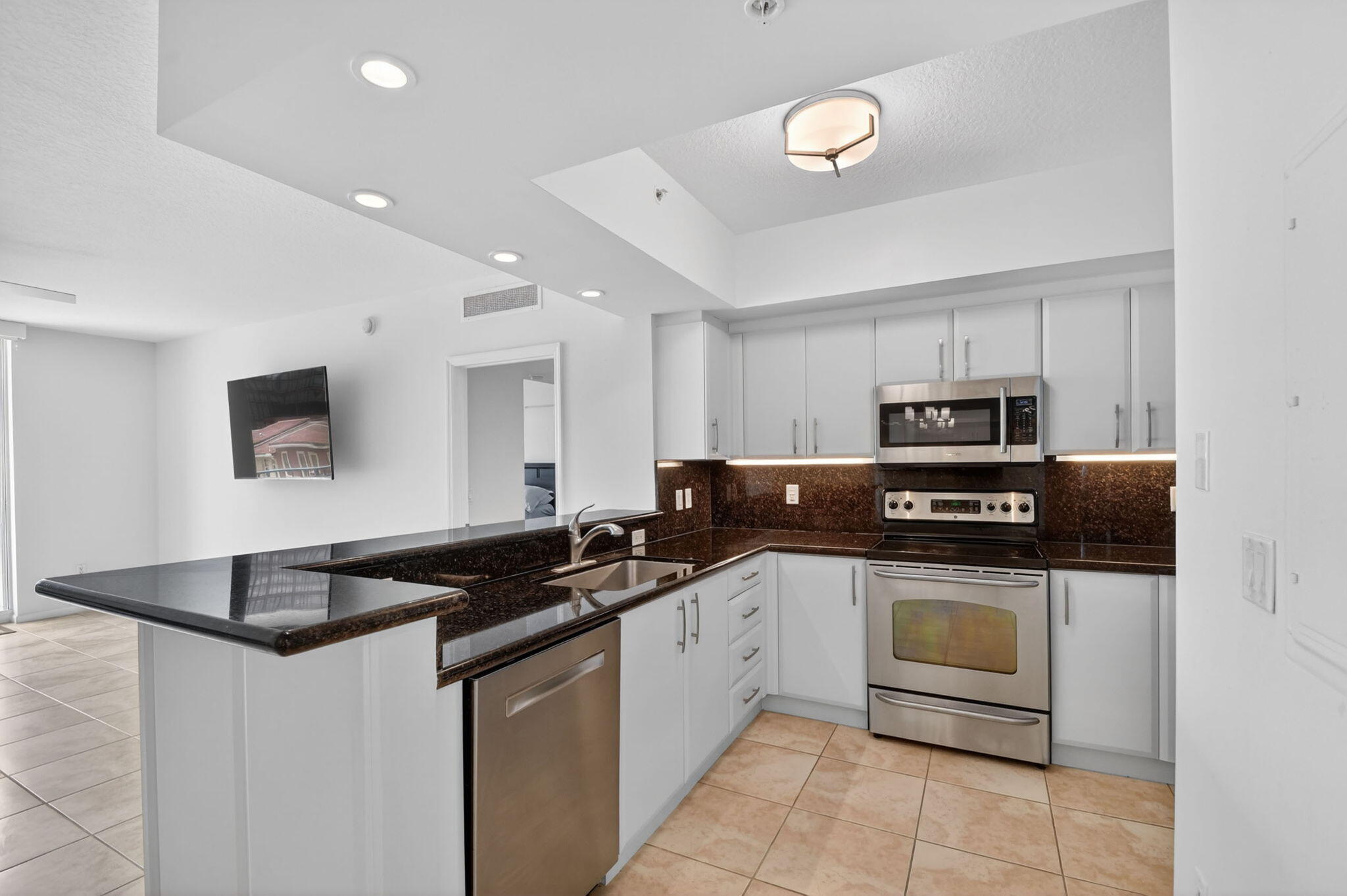 METROPOLITAN CONDO - Residential Lease
