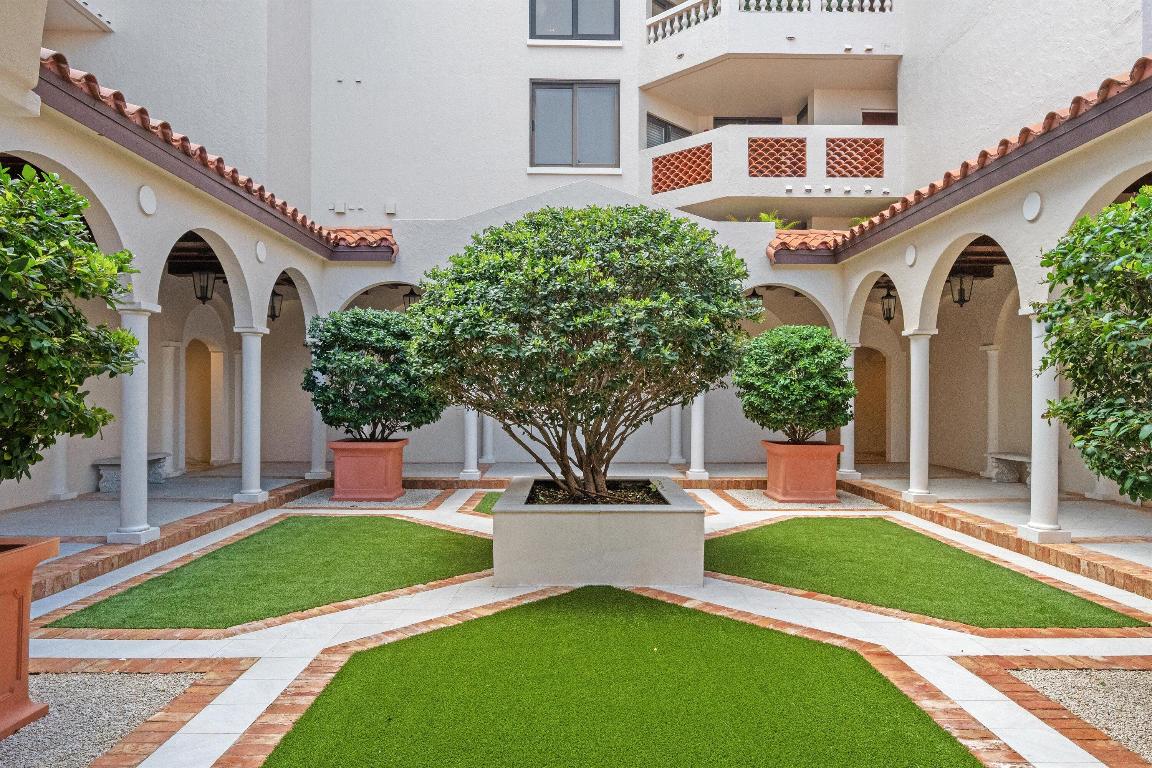 L ERMITAGE PALM BEACH COND DECL FILED 10-7-85 IN - Residential