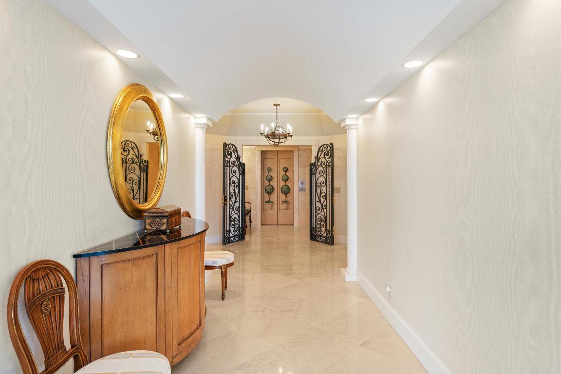 L ERMITAGE PALM BEACH COND DECL FILED 10-7-85 IN - Residential