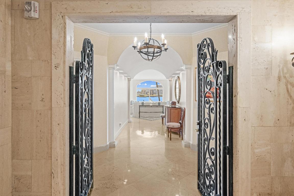 L ERMITAGE PALM BEACH COND DECL FILED 10-7-85 IN - Residential