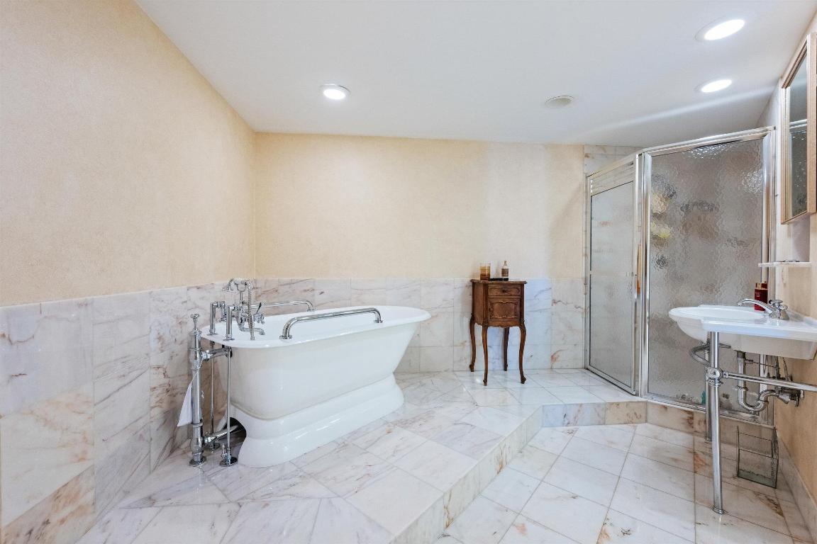 L ERMITAGE PALM BEACH COND DECL FILED 10-7-85 IN - Residential
