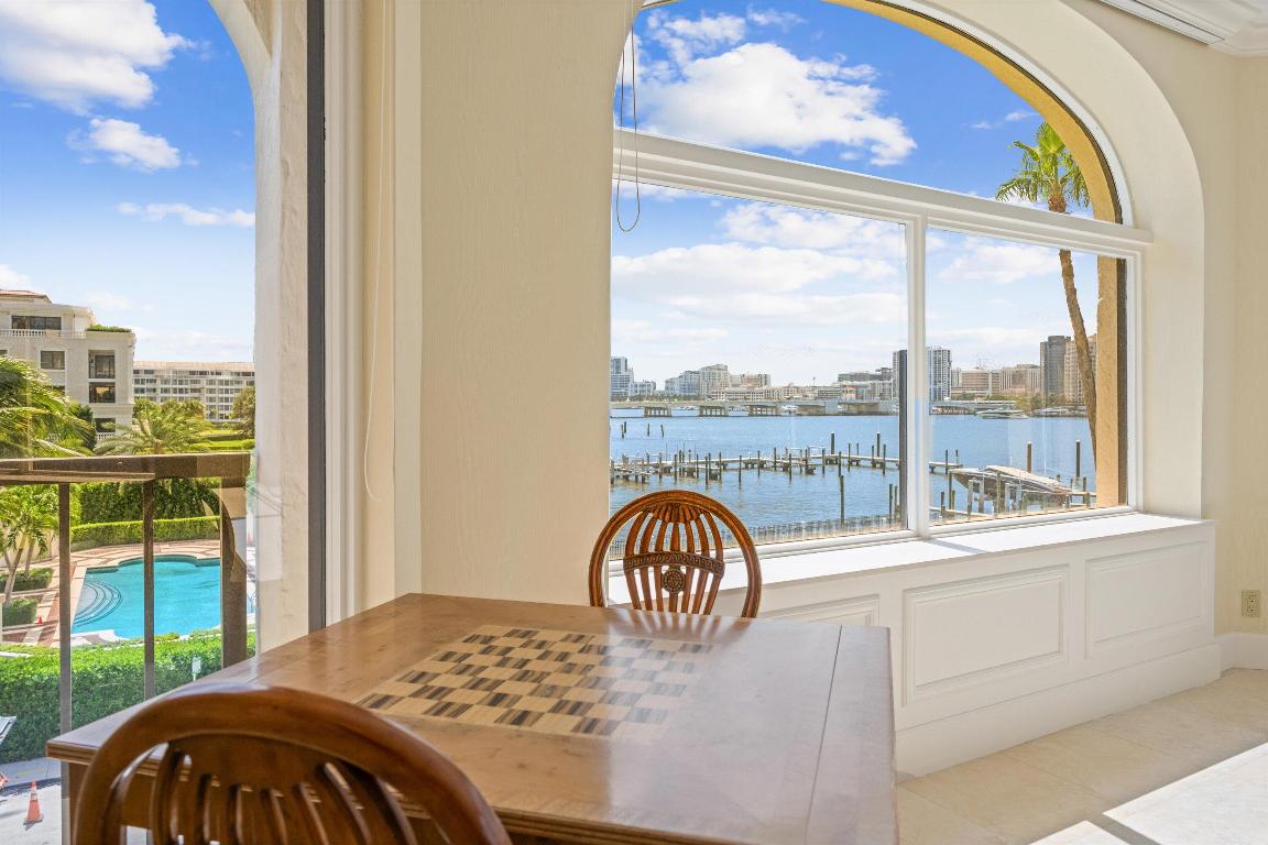 L ERMITAGE PALM BEACH COND DECL FILED 10-7-85 IN - Residential