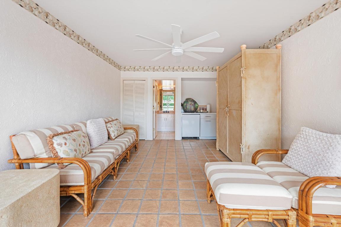 L ERMITAGE PALM BEACH COND DECL FILED 10-7-85 IN - Residential