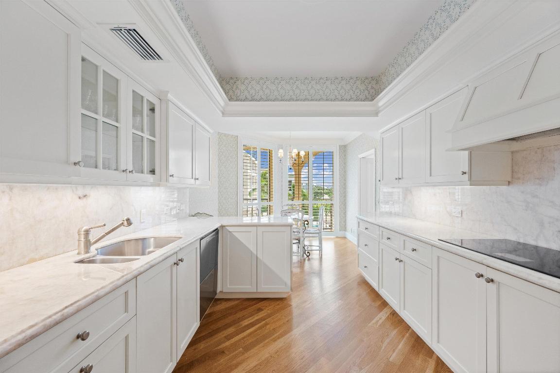 L ERMITAGE PALM BEACH COND DECL FILED 10-7-85 IN - Residential