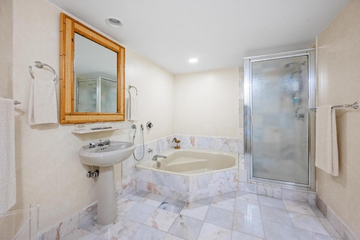 L ERMITAGE PALM BEACH COND DECL FILED 10-7-85 IN - Residential