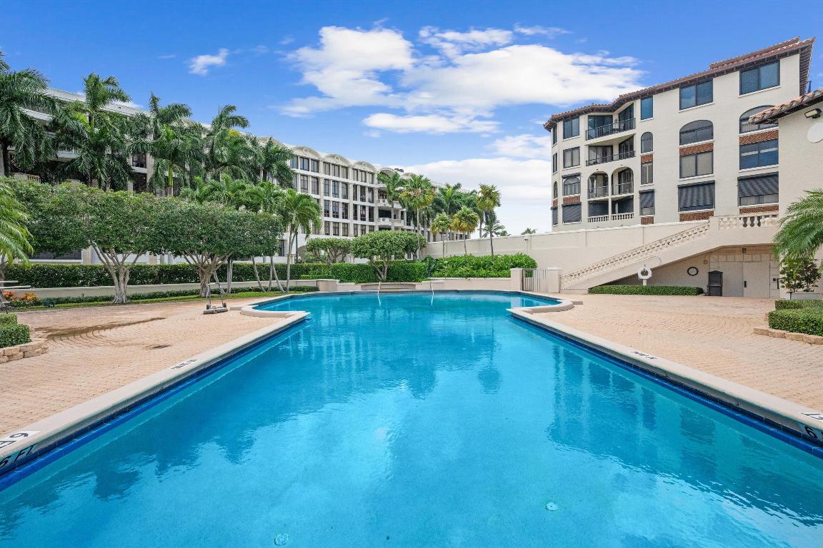 L ERMITAGE PALM BEACH COND DECL FILED 10-7-85 IN - Residential