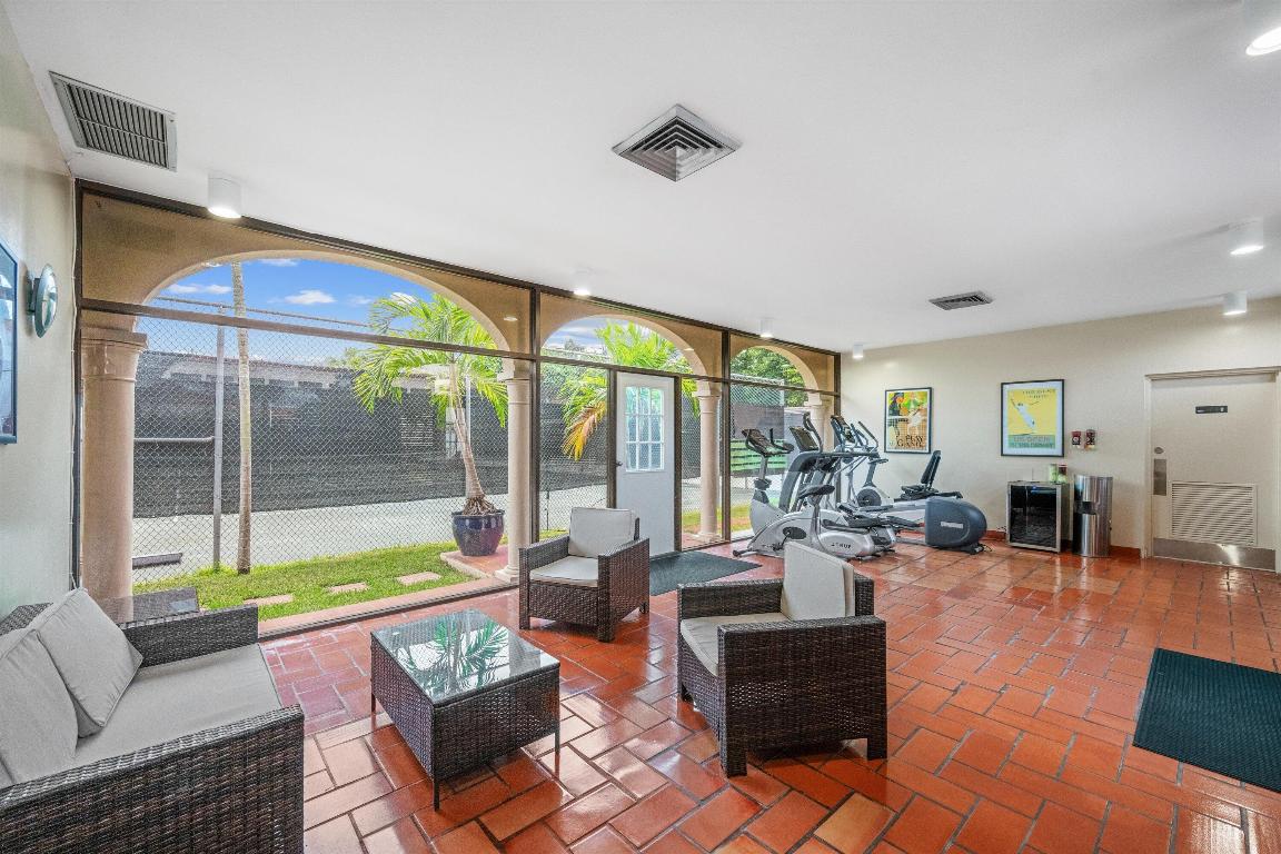 L ERMITAGE PALM BEACH COND DECL FILED 10-7-85 IN - Residential