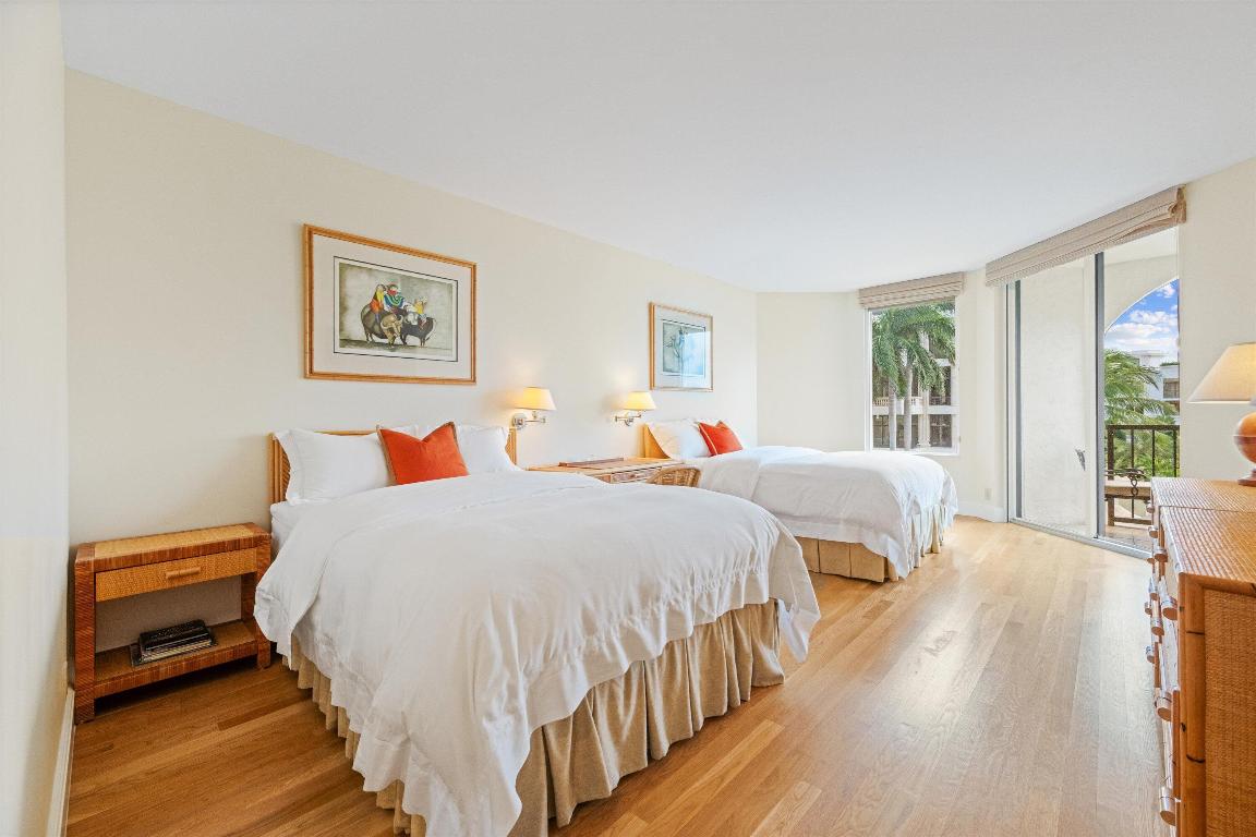 L ERMITAGE PALM BEACH COND DECL FILED 10-7-85 IN - Residential