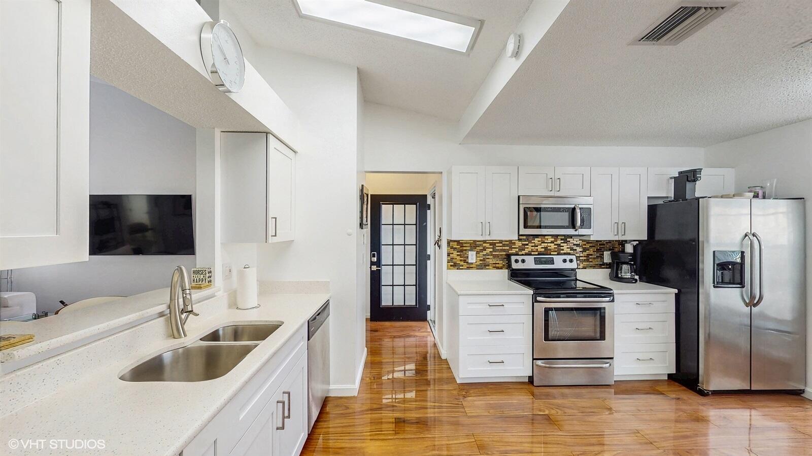 FAIRWAY COVE OF WELLINGTON - Residential