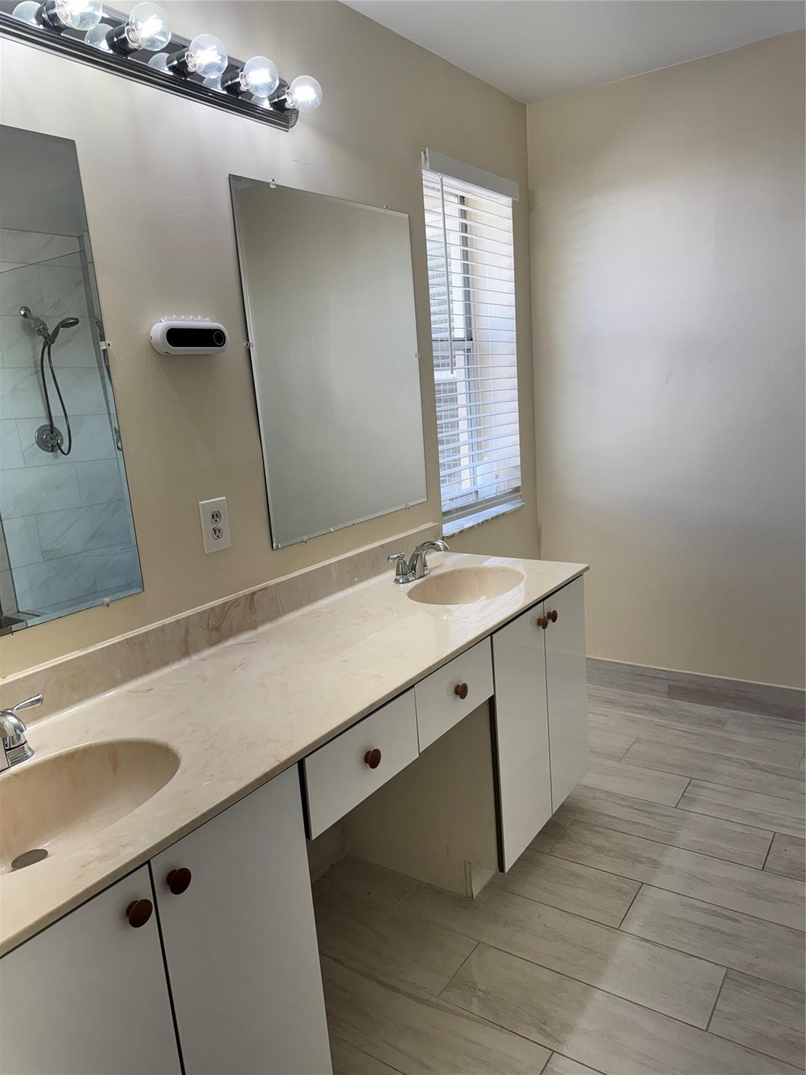 SILVER LAKES PHASE III - Residential Lease