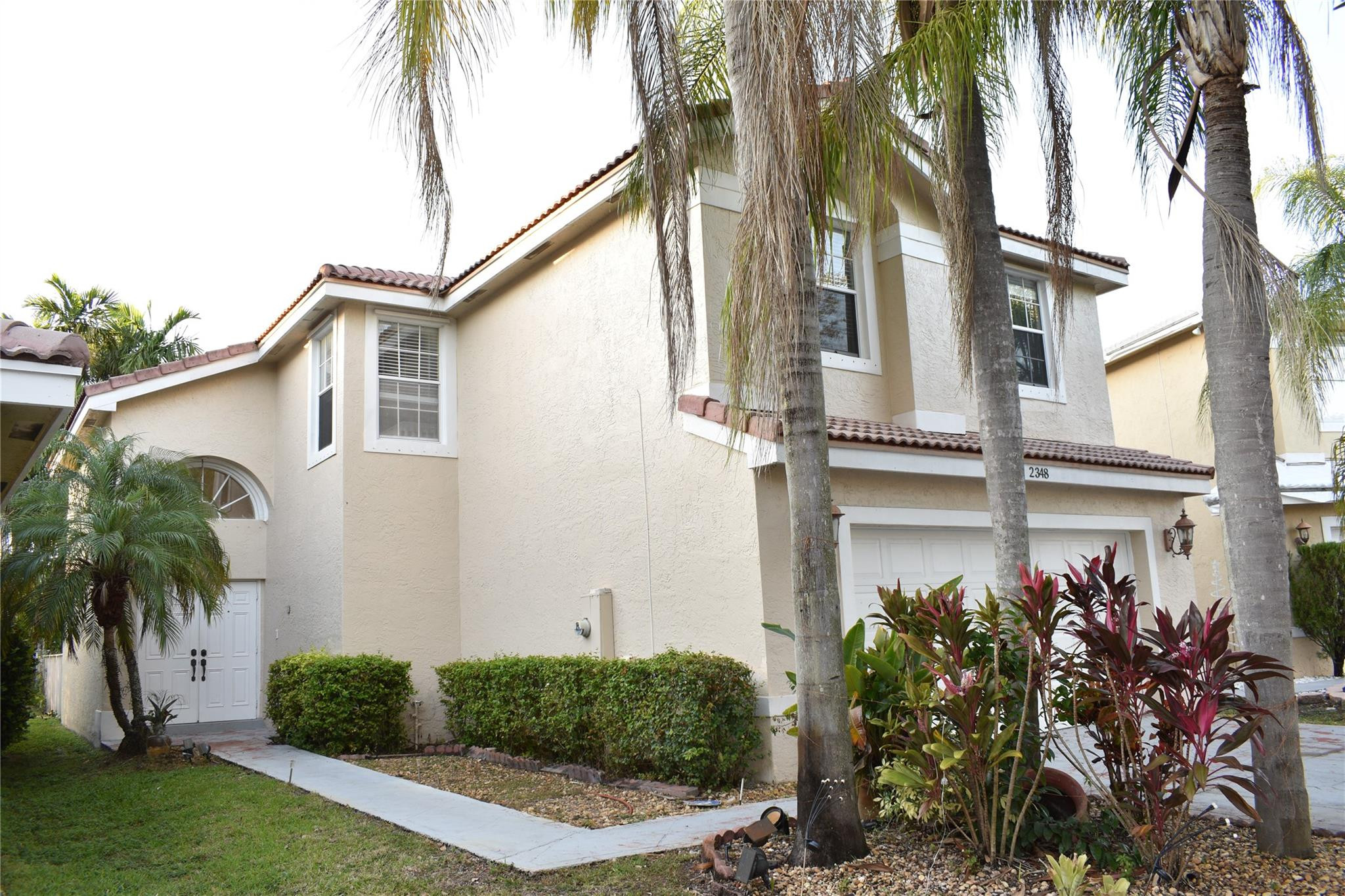 Impeccable 3/2.5 substantially remodeled 2 story home in desirable Silver Lakes. Updated kitchen cabinets, new stainless steel appliances, granite counter tops, wooden staircase, remodeled bathrooms, great floor plan, Tile floors downstairs and laminated floors upstairs, huge fenced patio, It won't last!