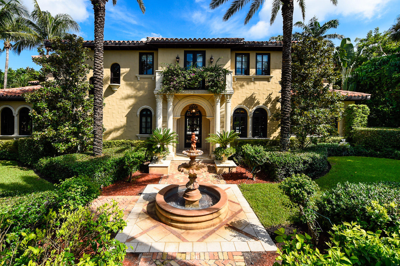 Beautiful two story Estate Section Mediterranean with rich detailing throughout. 6BR/7.5BA plus library, family room, and elegant living room with fireplace. Gourmet eat-in chef’s kitchen, wine room, butler’s pantry, breakfast room, and formal dining room. Lush outdoor living spaces include swimming pool, fountains, and loggia with summer kitchen.