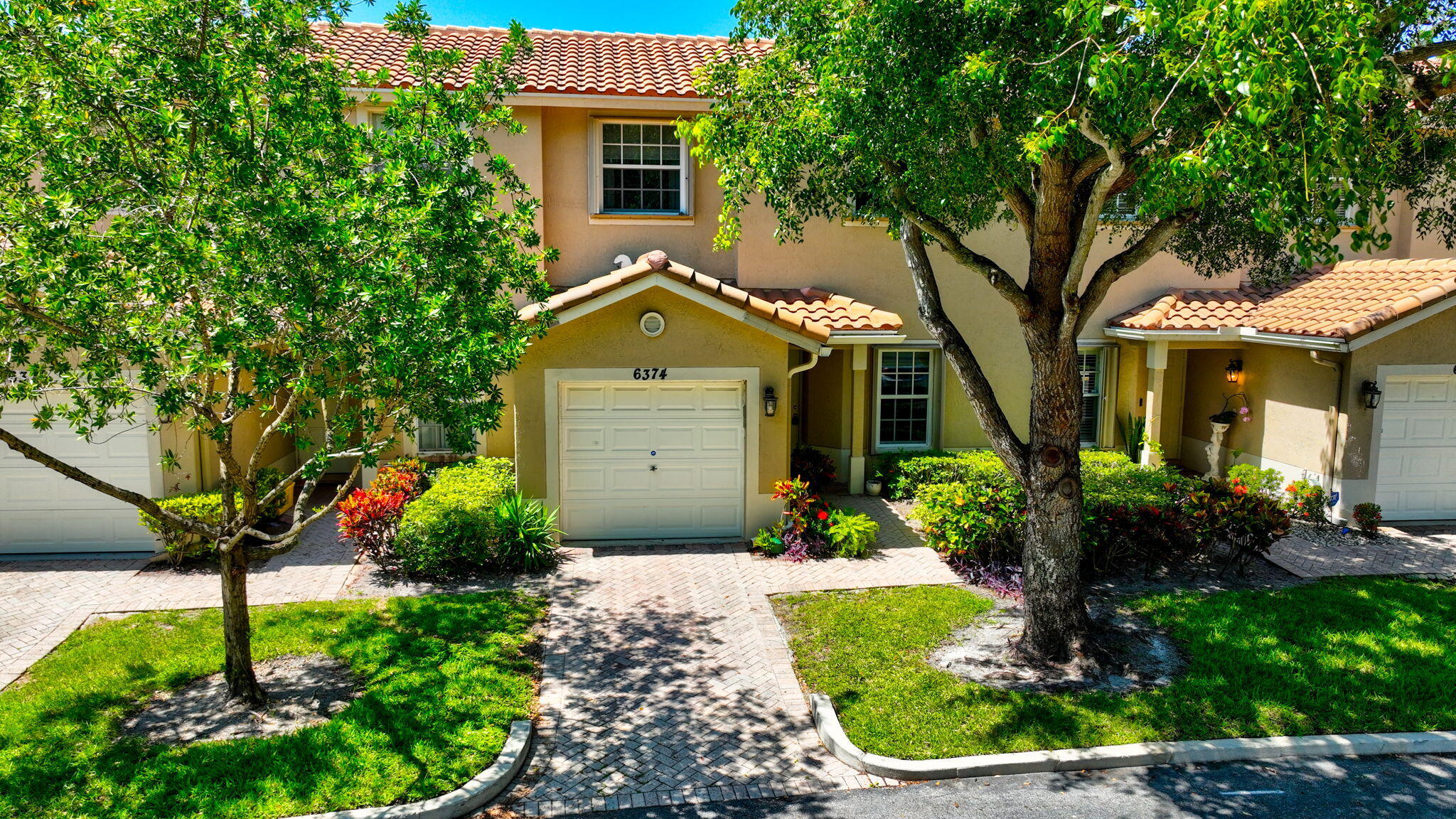WELCOME TO THIS BRIGHT AND SPACIOUS 3-BEDROOM, 2.5-BATH TOWNHOME LOCATED IN A PRIVATE, BOUTIQUE COMMUNITY OF JUST 78 HOMES. PERFECTLY SITUATED ACROSS FROM THE COMMUNITY POOL, THIS WELL-MAINTAINED RESIDENCE OFFERS BOTH COMFORT AND CONVENIENCE. THE CANAL-FRONT PRIMARY SUITE IS LOCATED ON THE FIRST FLOOR, PROVIDING PRIVACY AND PEACEFUL WATER VIEWS. UPSTAIRS, YOU'LL FIND TWO GENEROUSLY SIZED BEDROOMS AND A FULL BATHROOM, PERFECT FOR FAMILY OR GUESTS. THE UPDATED KITCHEN FEATURES STAINLESS STEEL APPLIANCES, GRANITE COUNTERTOPS, AND AMPLE CABINET SPACE. MAJOR IMPROVEMENTS INCLUDE A NEW ROOF (2022) AND A/C SYSTEM (2023), OFFERING PEACE OF MIND FOR YEARS TO COME. WE REALIZE THE CURRENT CARPET COLOR MAY NOT BE EVERYONE'S CUP OF TEA, SO THE SELLER IS OFFERING A CREDIT AT CLOSING TOWARD NEW FLOORING  roof 2022 ac 2023