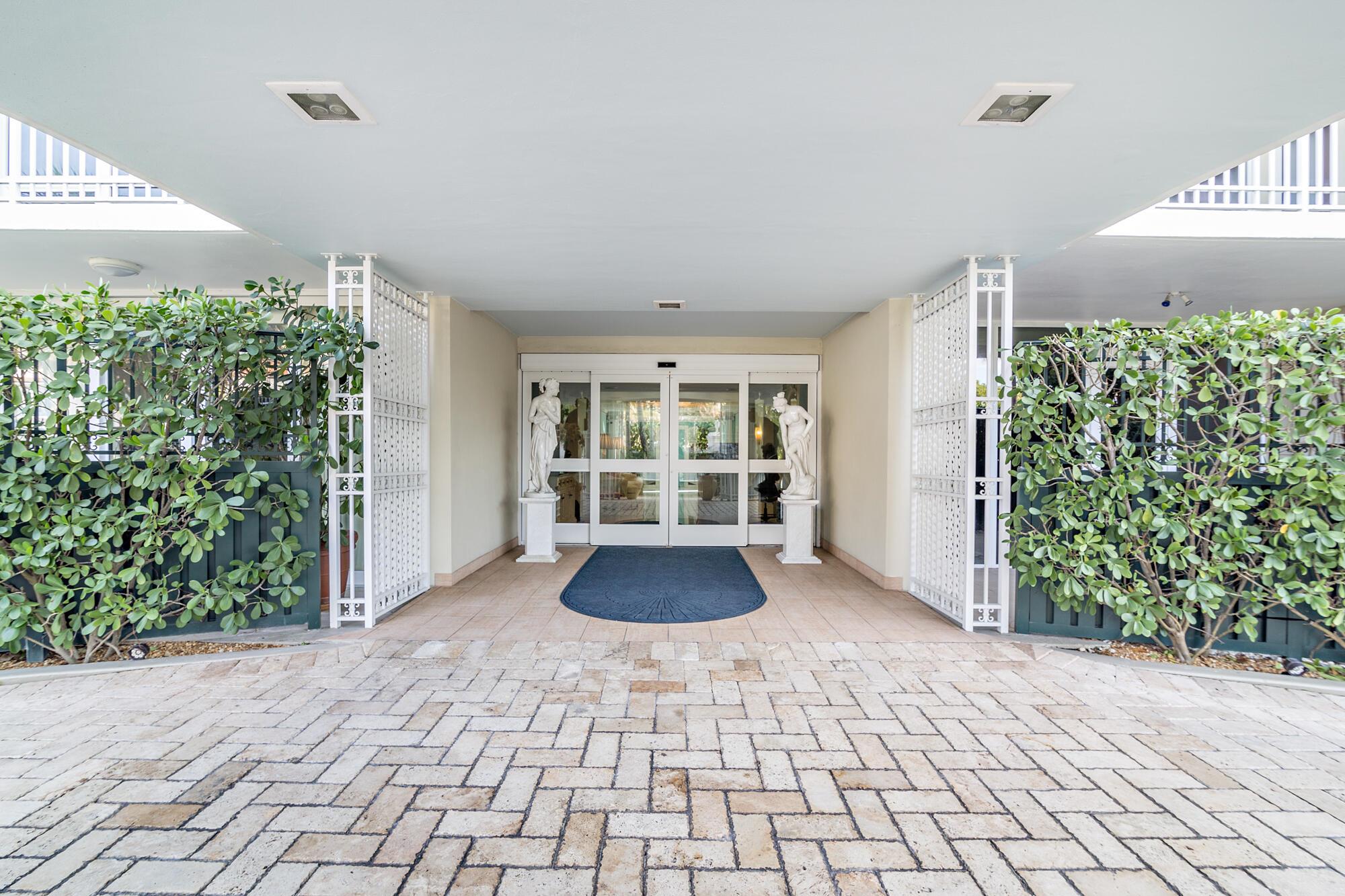 ONE ROYAL PALM WAY COND DECL IN - Residential