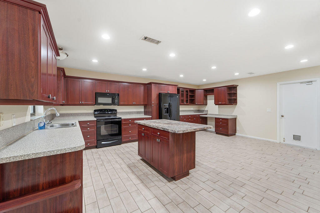 HOMEWOOD LAKES SEC A - Residential Lease
