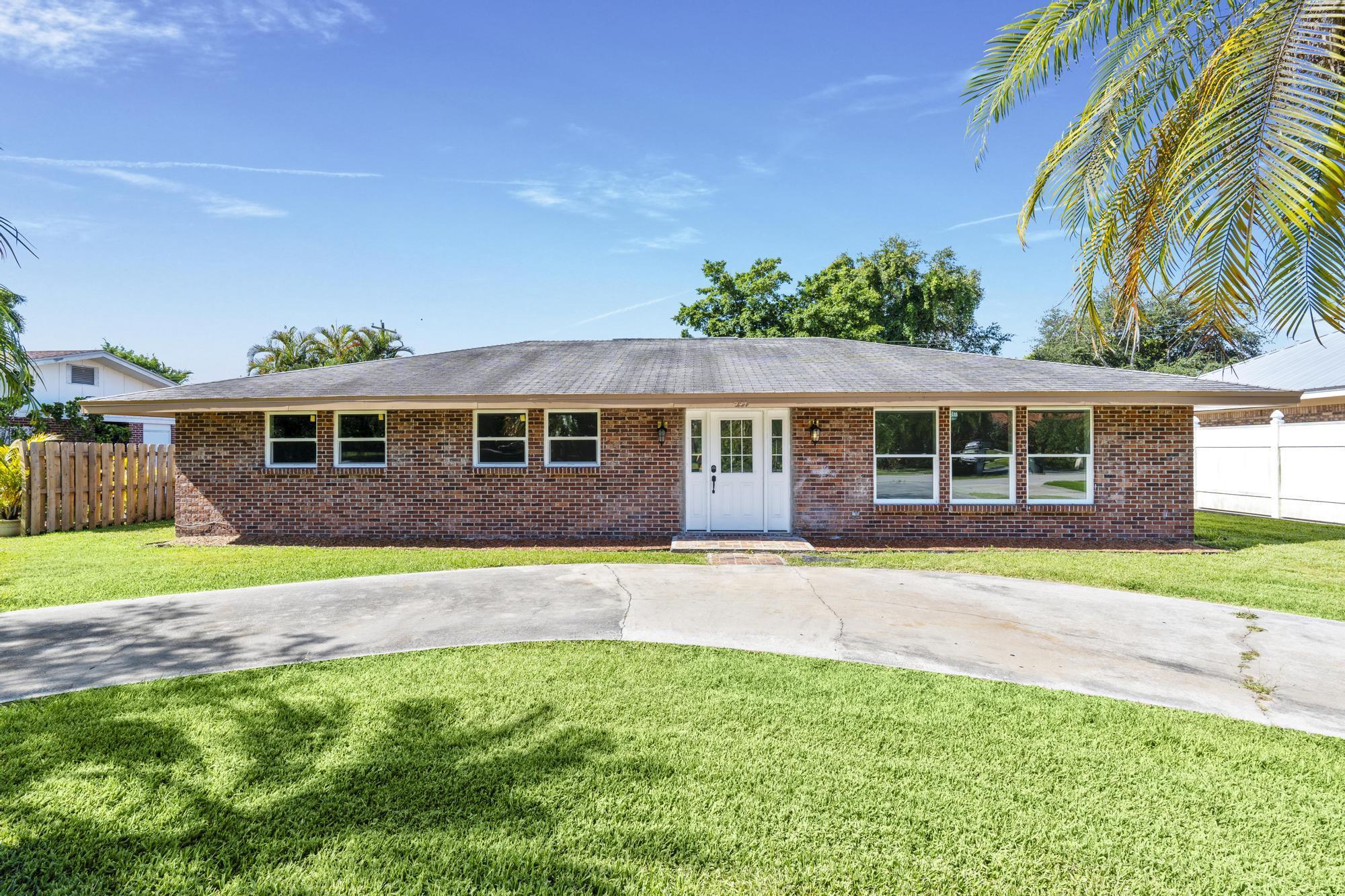 Charming property located at 534 E Del Monte Avenue in Clewiston, offering a practical layout and comfortable living spaces. This home features a bright living area, spacious bedrooms, and a functional kitchen with ample cabinet and counter space. Conveniently situated near local schools, shopping, dining, and major roadways, providing easy access throughout Clewiston and surrounding areas. Whether you're looking for a primary residence or an investment opportunity, this property offers strong potential in a growing community. Schedule your private showing today.