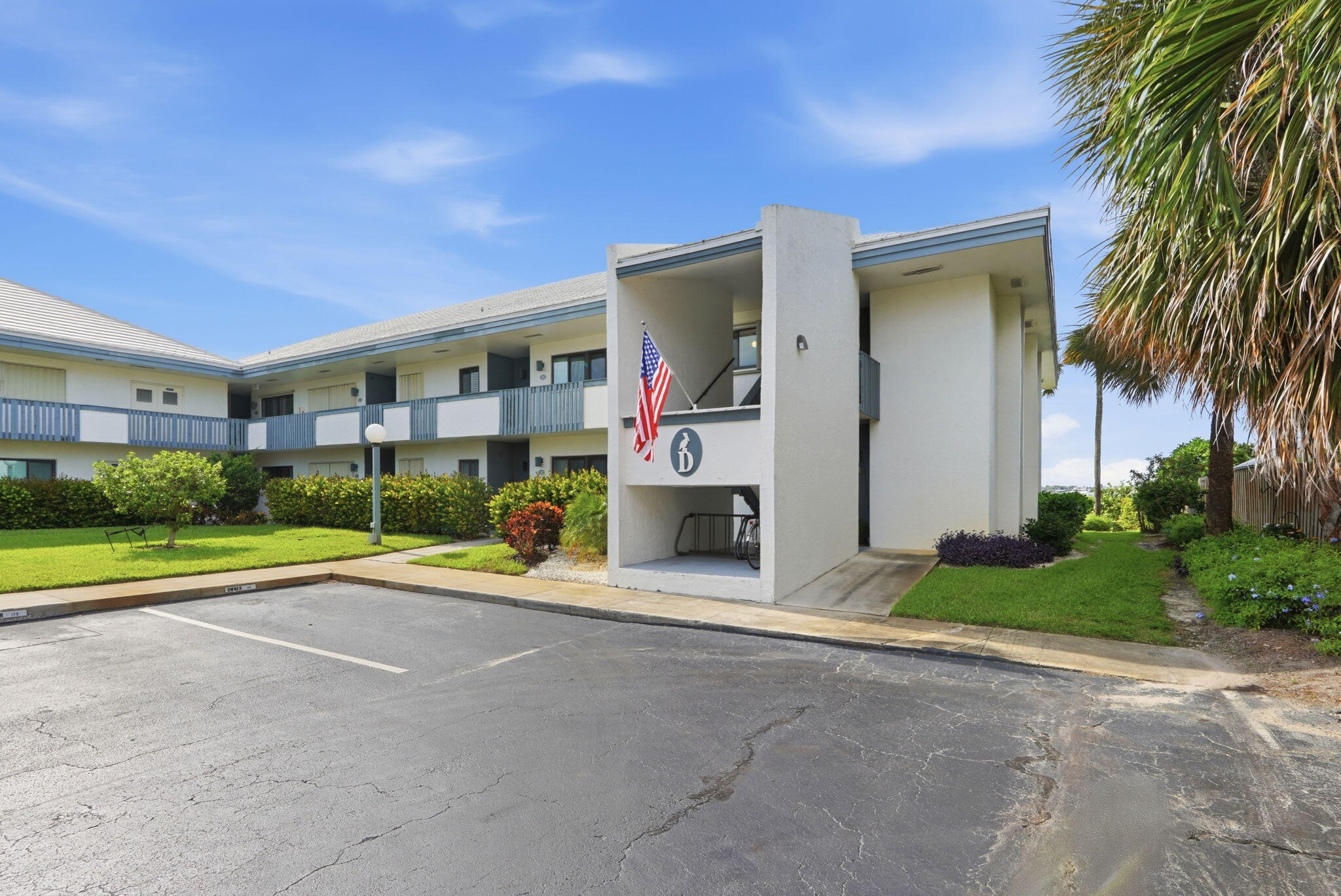 Rare opportunity to own a waterfront-view corner unit in sought-after Pierpoint Yacht Club.  This 2-bedroom, 2-bath residence showcases beautiful St. Lucie River views from a private screened balcony and offers tremendous potential for customization.   A true blank canvas, the unit is ready for renovation and presents an outstanding opportunity to create equity while enjoying one of the community's most desirable features :its water views.   Ideally located just minutes from downtown Stuart, shopping, dining, and entertainment.  Whether you're seeking a primary residence, seasonal getaway, or investment opportunity, the combination of location, views, and potential gives this property undeniable value.