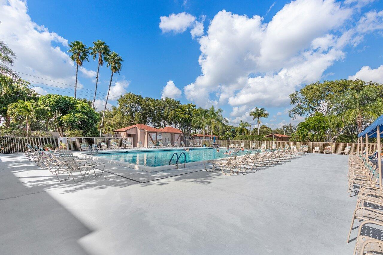 HUNTINGTON LAKES SEC THREE CONDOS - Residential